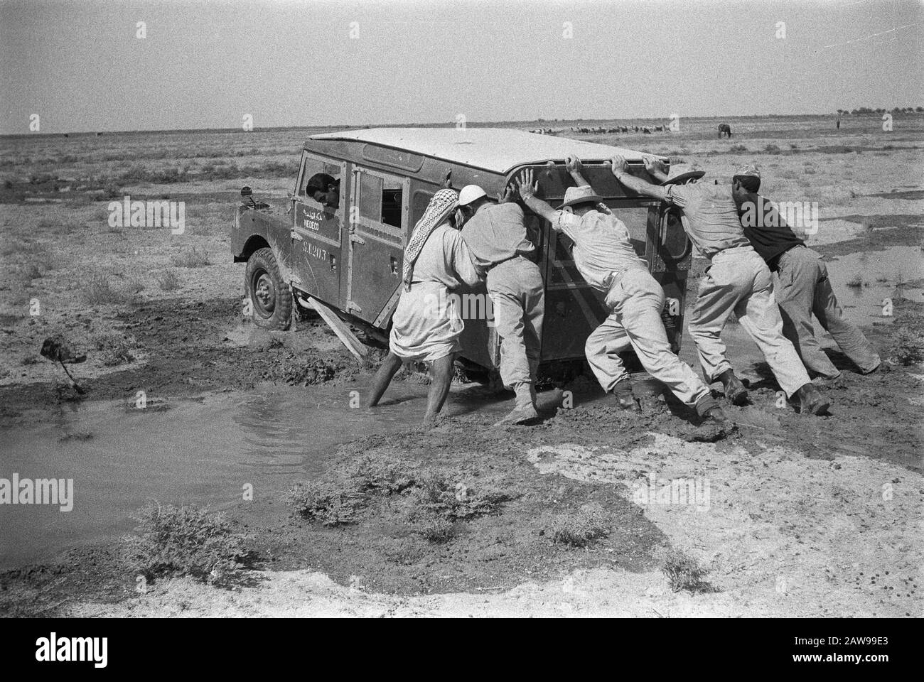 Männer, Lastwagen, Push-Date: Undated Keywords: Pushing, Men, Trucks Stockfoto