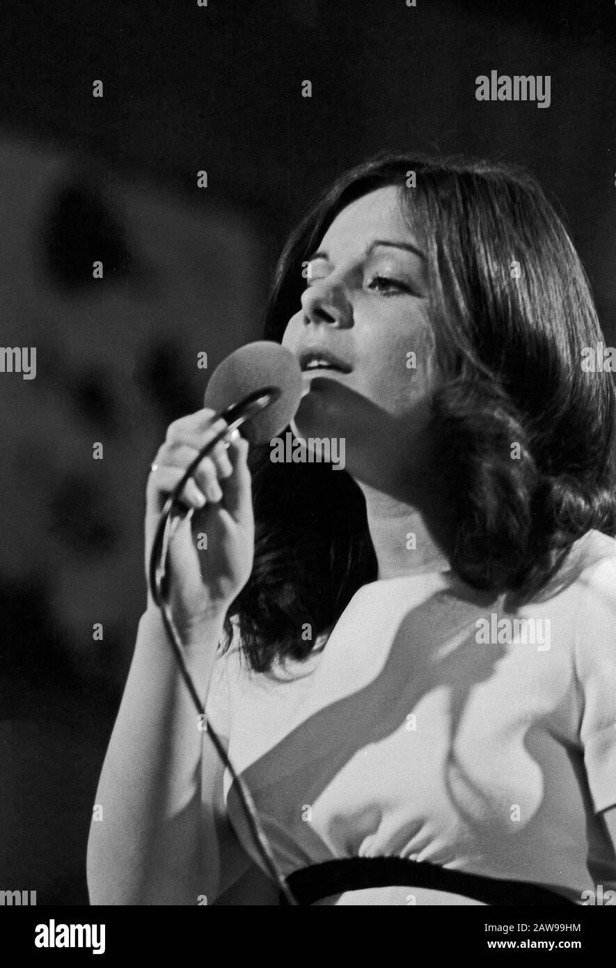 Die Deutsche Pop- und Schlagersängerin Mariannes Rosenberg positionierte sich in einer Portraitaufnahme, Deuschland um 1971. Die deutsche Pop- und Schlager-Sängerin Marianne-Rosenberg posiert für ein Porträtfoto, Deutschland etwa 1971. Stockfoto