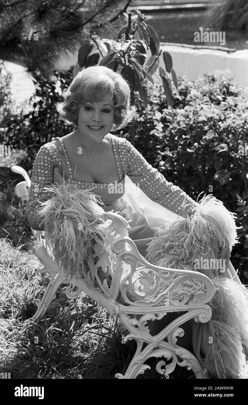 Opernsängerin Anneliese Rothenberger im Garten, 1970er Jahre. Deutsche