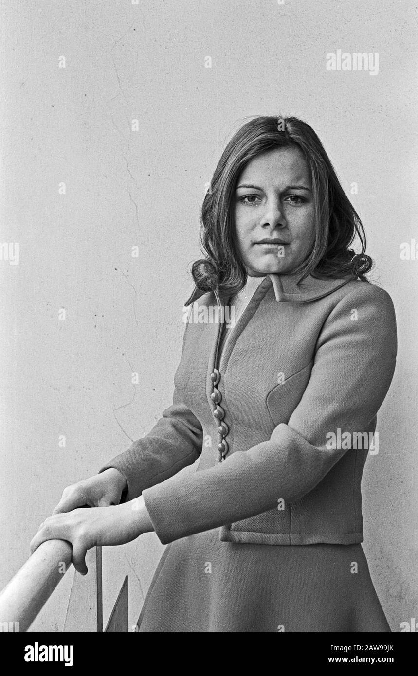 Die Deutsche Pop- und Schlagersängerin Mariannes Rosenberg positionierte sich in einer Portraitaufnahme, Deuschland um 1971. Die deutsche Pop- und Schlager-Sängerin Marianne-Rosenberg posiert für ein Porträtfoto, Deutschland etwa 1971. Stockfoto