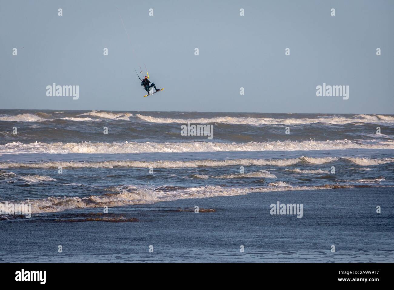 Kitesurfen Im Winter An Der Nordsee Bei Hoek Van Holland In Den kitesurfen-im-winter-an-der-nordsee-bei-hoek-van-holland-in-den