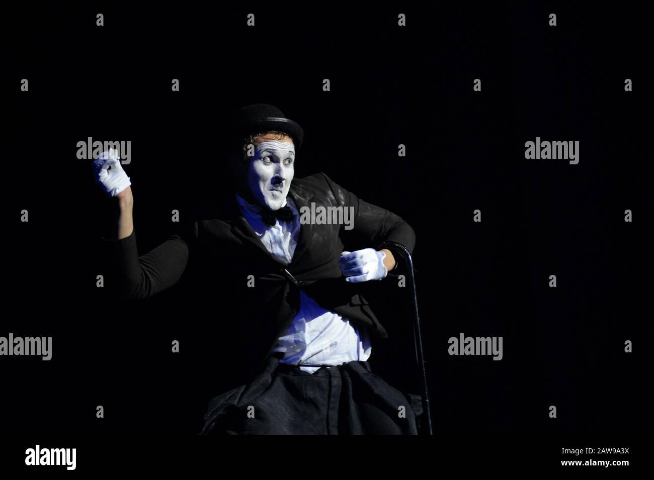Man MIME, gekleidet wie ein trauriger Clown, der auf einem schwarzen Hintergrund auftrat. Oktober 2019. Kiew, Ukraine Stockfoto