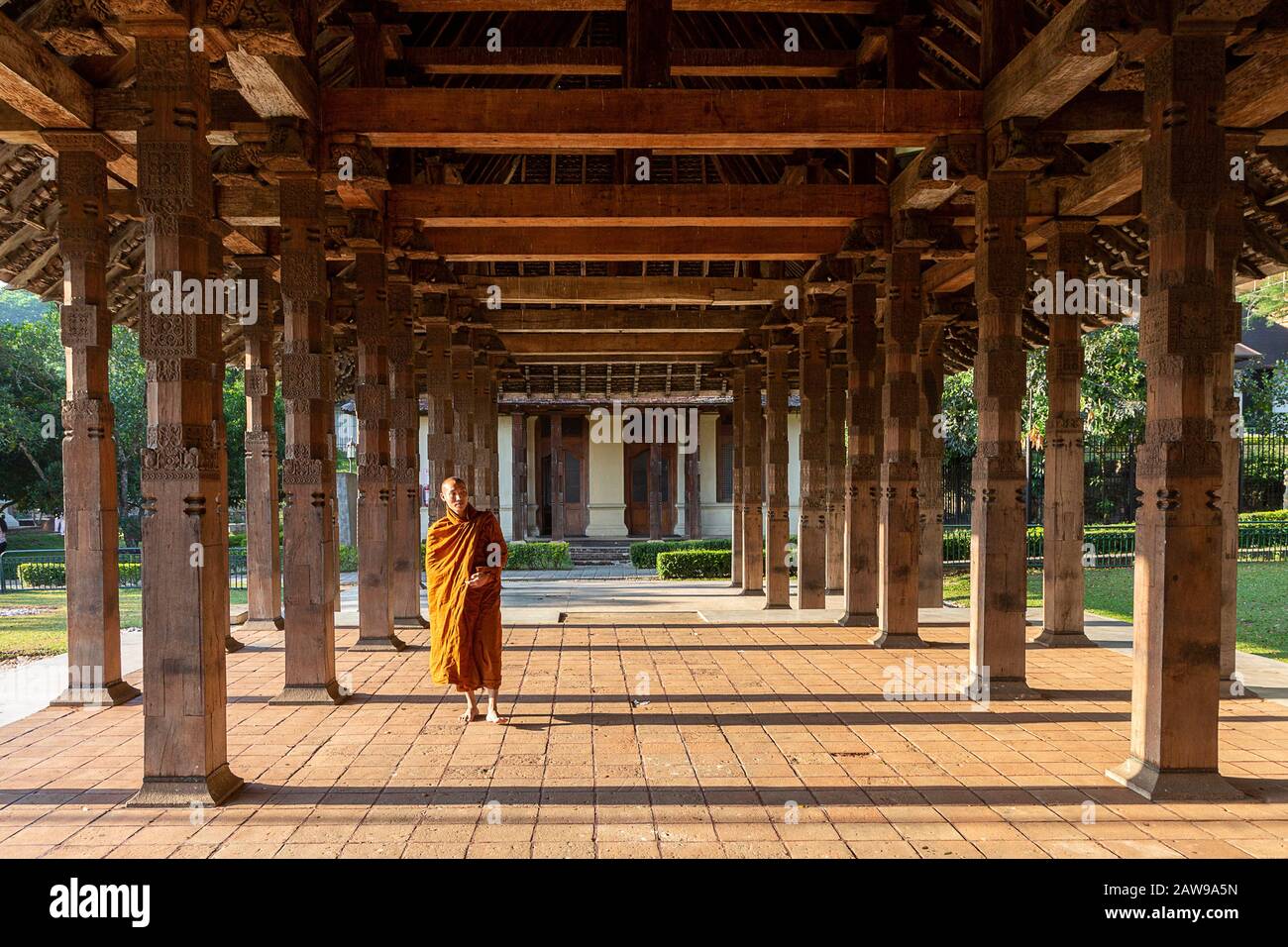 Mönch im Tempel der Zahnrelika in Kandy, Sri Lanka Stockfoto