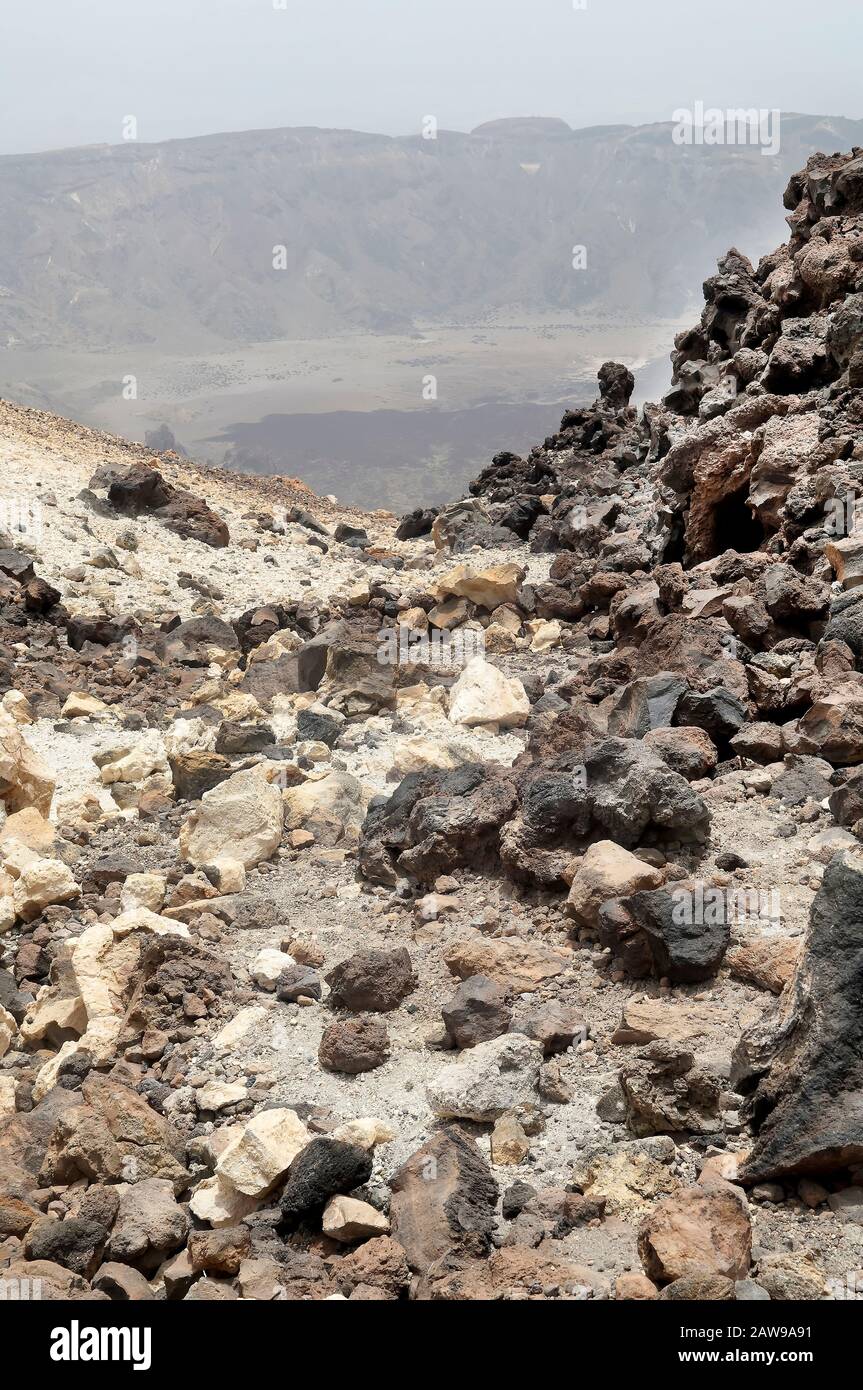 Vulkanische Felsformationen auf dem Berg Teide, auf Tenera, auf Kanaren, Spanien. Stockfoto