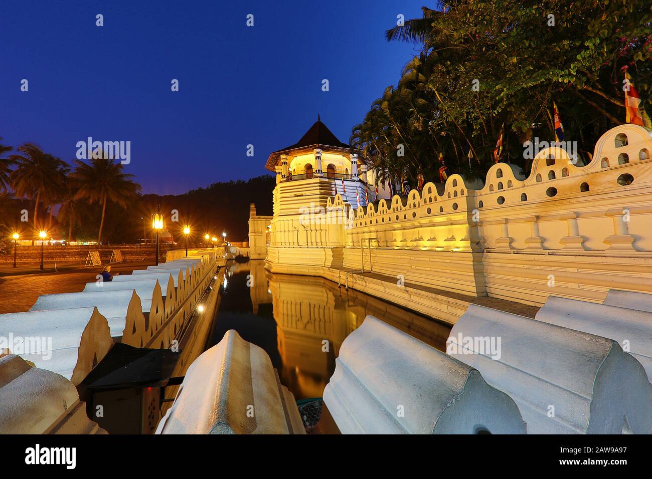 Tempel der Zahnrelika in der Dämmerung in Kandy, Sri Lanka Stockfoto