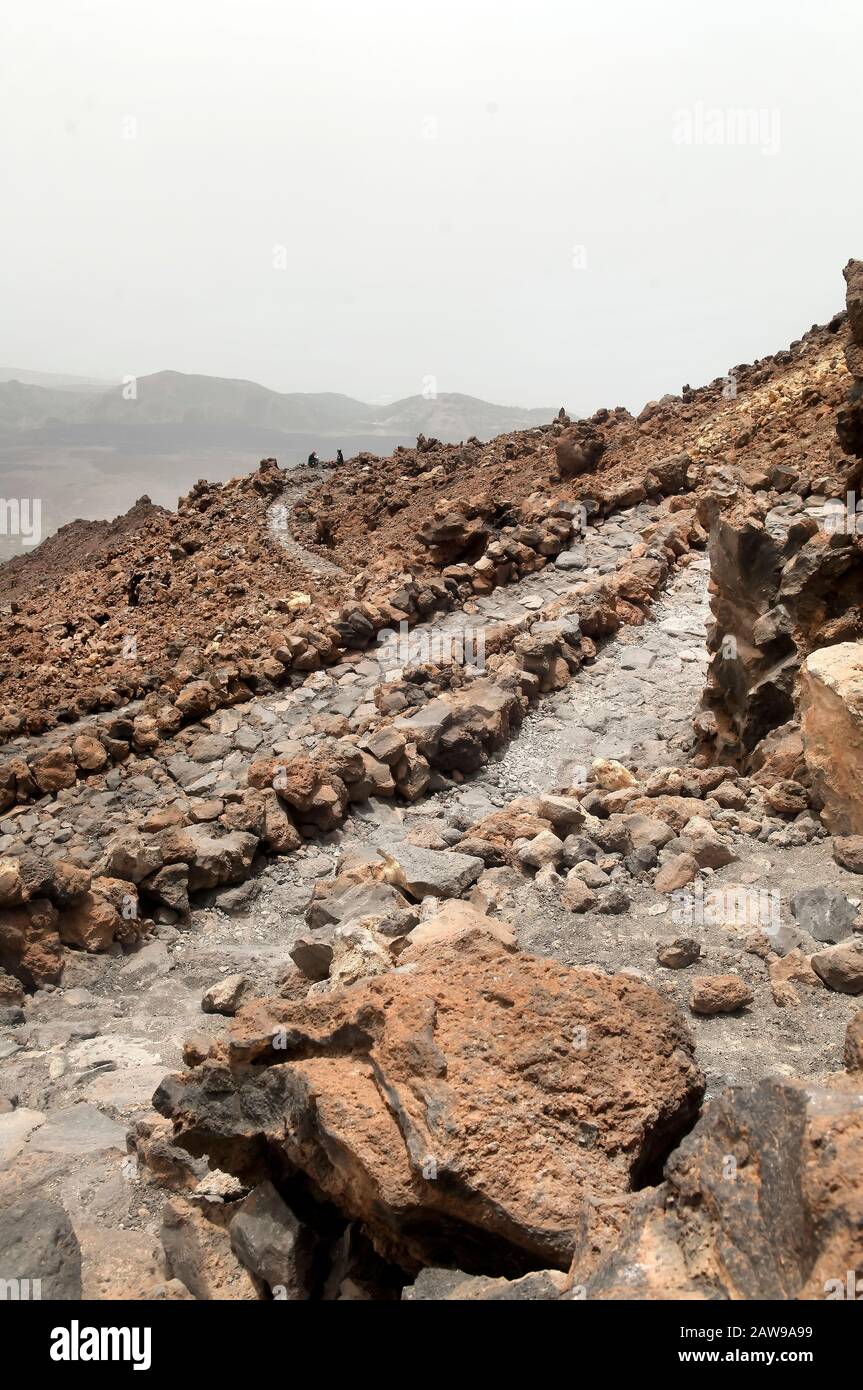 Der Weg auf dem Gipfel des Teide, auf Teneras, auf den Kanarischen Inseln, auf dem die Menschen zu Besuch kommen, und zum höchsten Punkt Spaniens zu laufen. Sein größtenteils aus Vulkanischem Gestein des Vulkans stammendes Gestein. Stockfoto