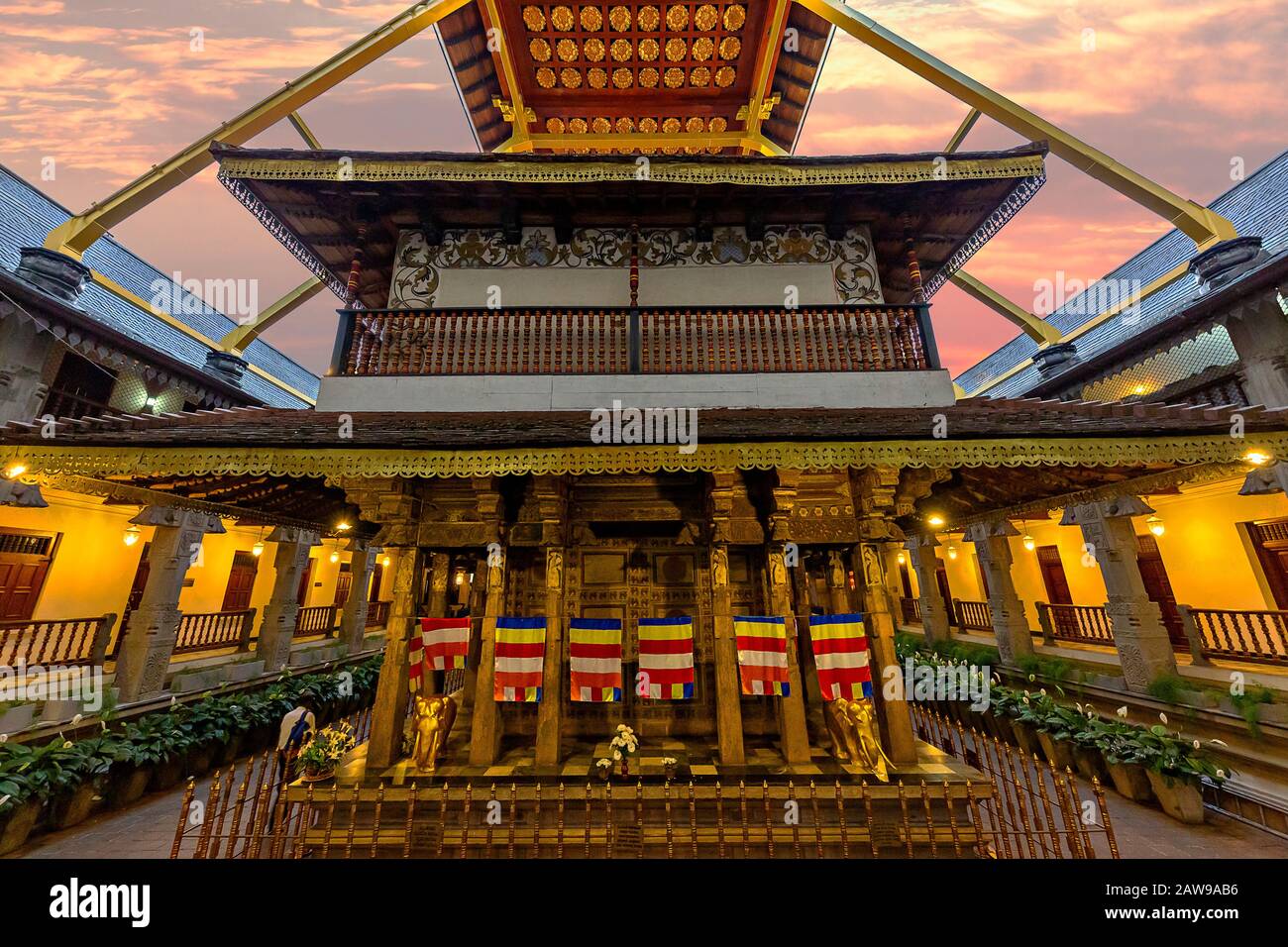Tempel der Zahnrelika bei Sonnenaufgang in Kandy, Sri Lanka Stockfoto