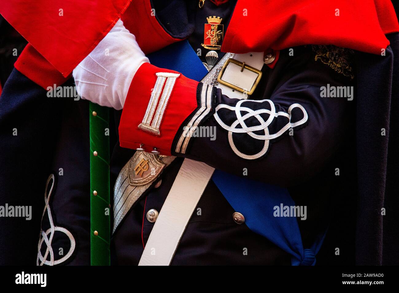 Nahaufnahme eines sardischen Grenadier in vollen, einheitlichen Handschuhen, die ein Flaggenpersonal halten Stockfoto