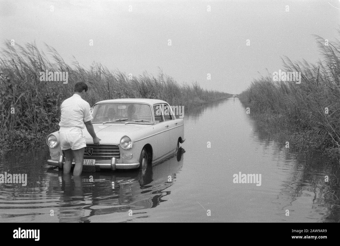 Männer, Autos, Hochwasser Datum: Undatierte Stichwörter: Autos, Männer, Überschwemmungen Stockfoto