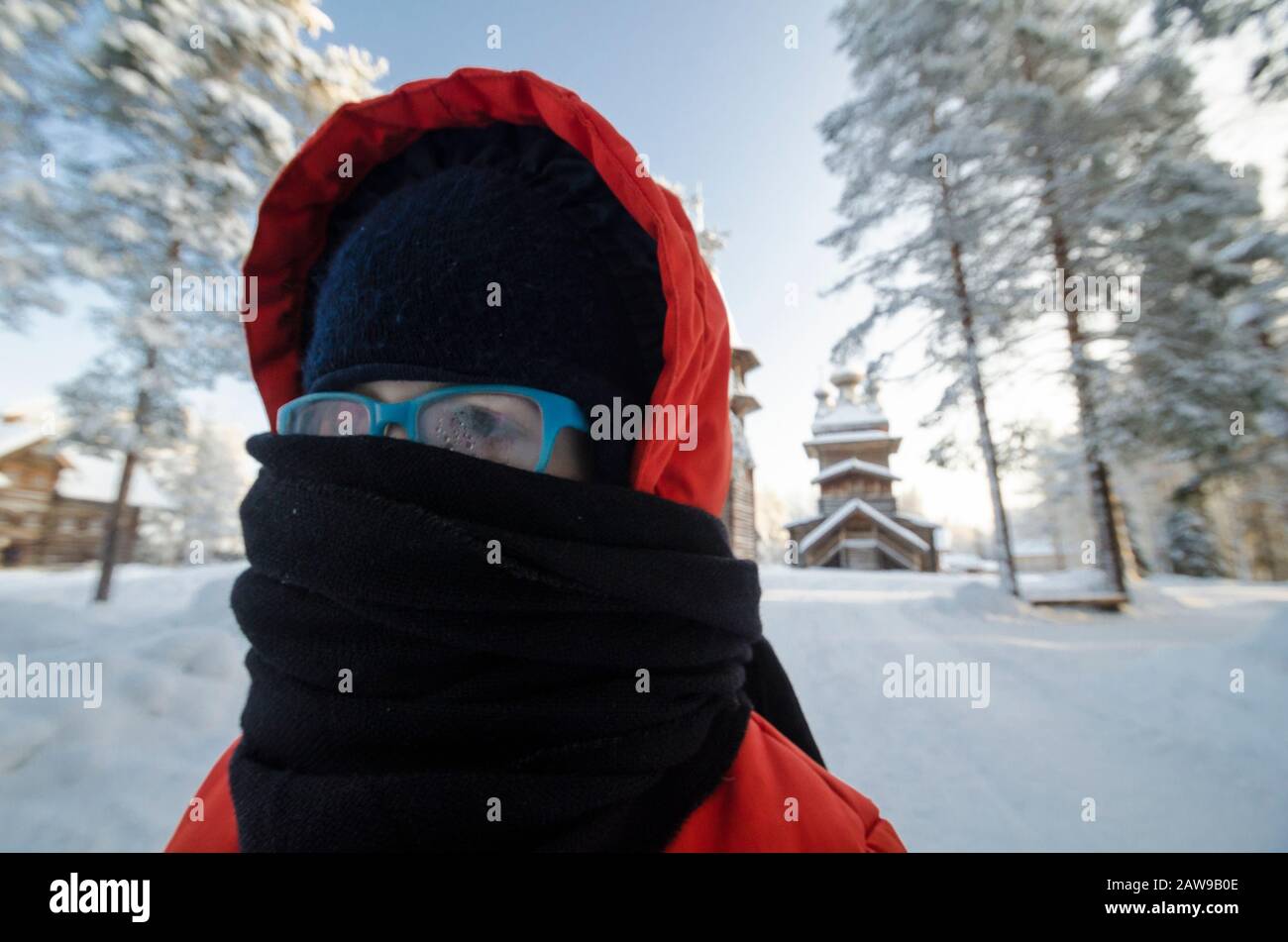 Januar 2020 - Malye Korely. Eingewickelt in ein Schal Baby. Gehen Sie bei starkem Frost. Russland, Region Archangelsk Stockfoto