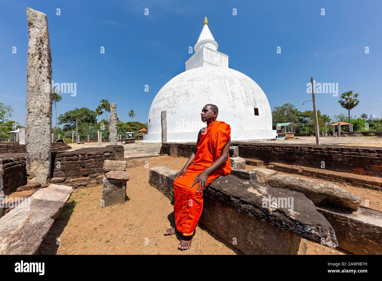 Buddhistischer Mönch in den Überresten des historischen Yatalaya Dagoba in Tissamaharama, Sri Lanka Stockfoto
