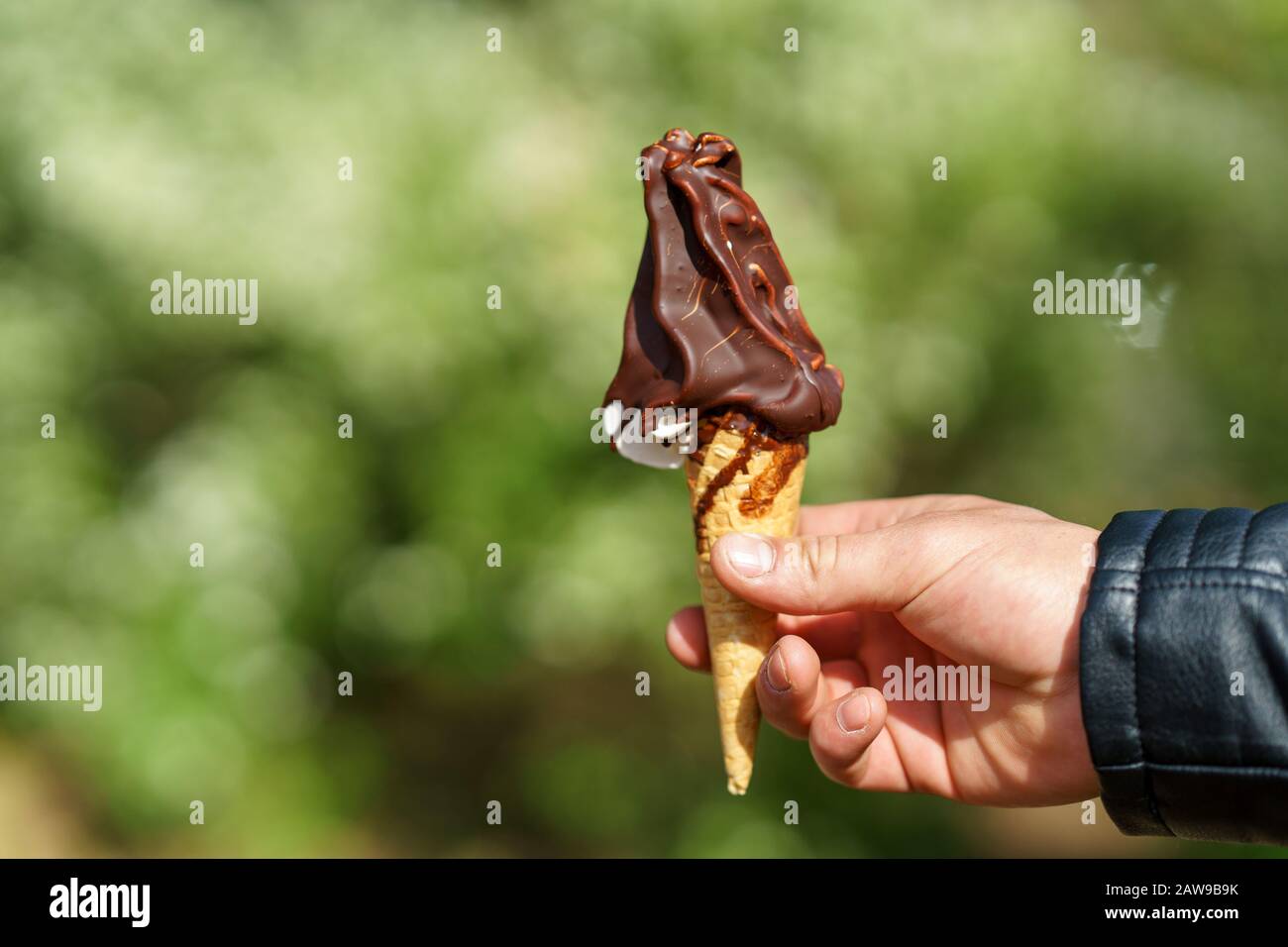 Mann mit Eiskegel. Schokoladeneis Stockfoto