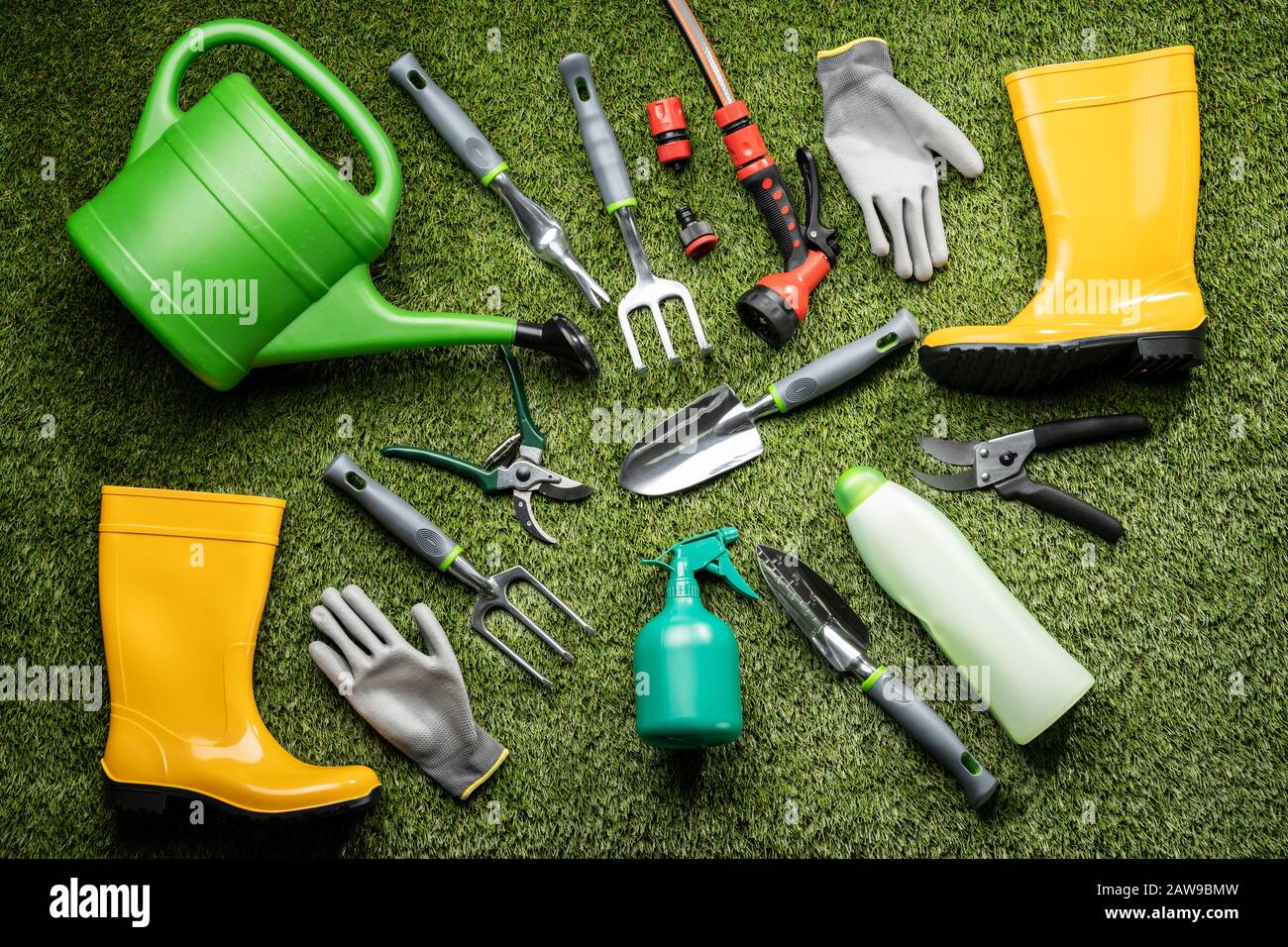 Verschiedene Gartenwerkzeuge Und Stiefel, Die Auf Gras Legen Stockfoto