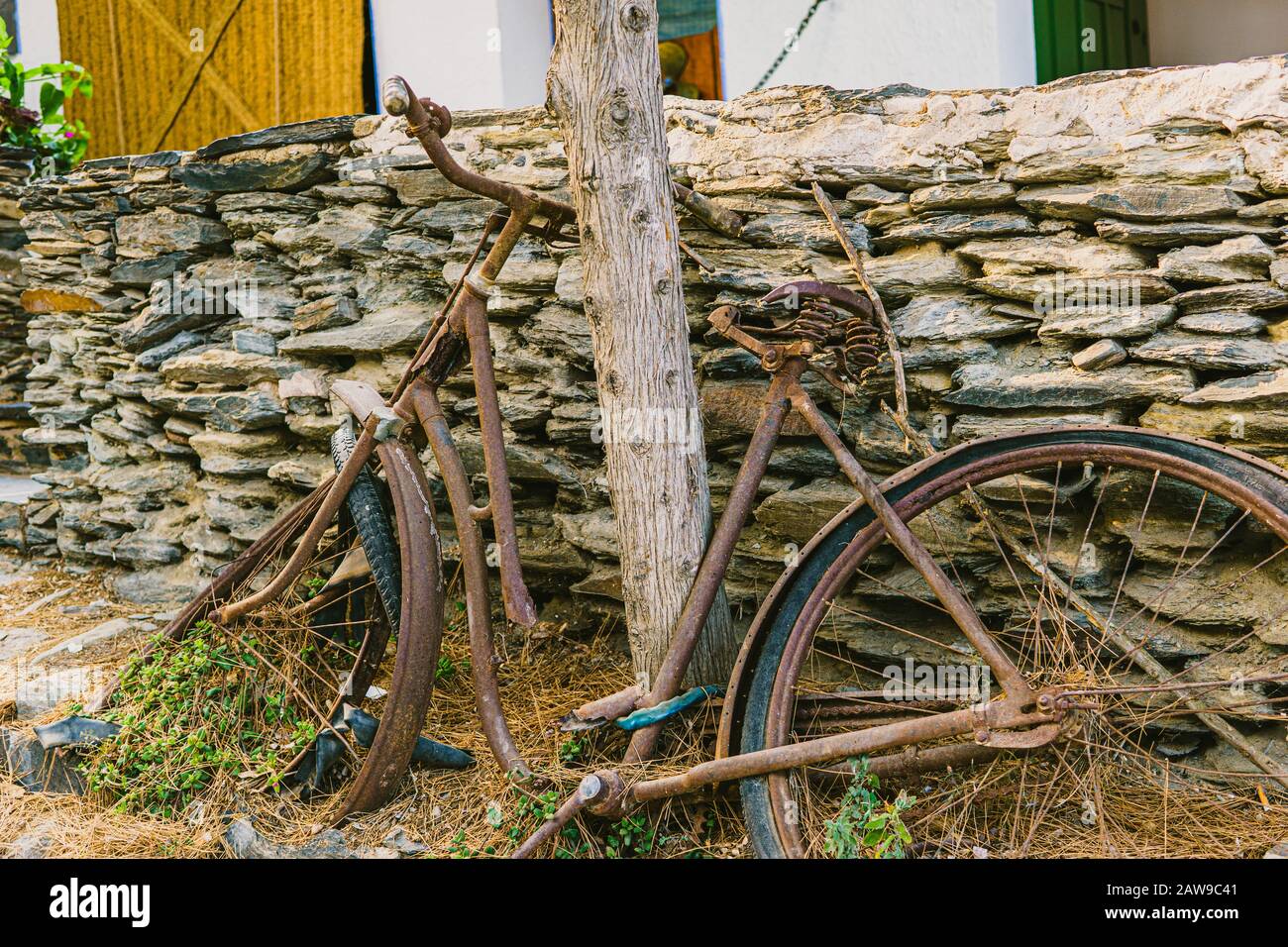 Rustiges Fahrrad in einer Wand abgestützt Stockfoto