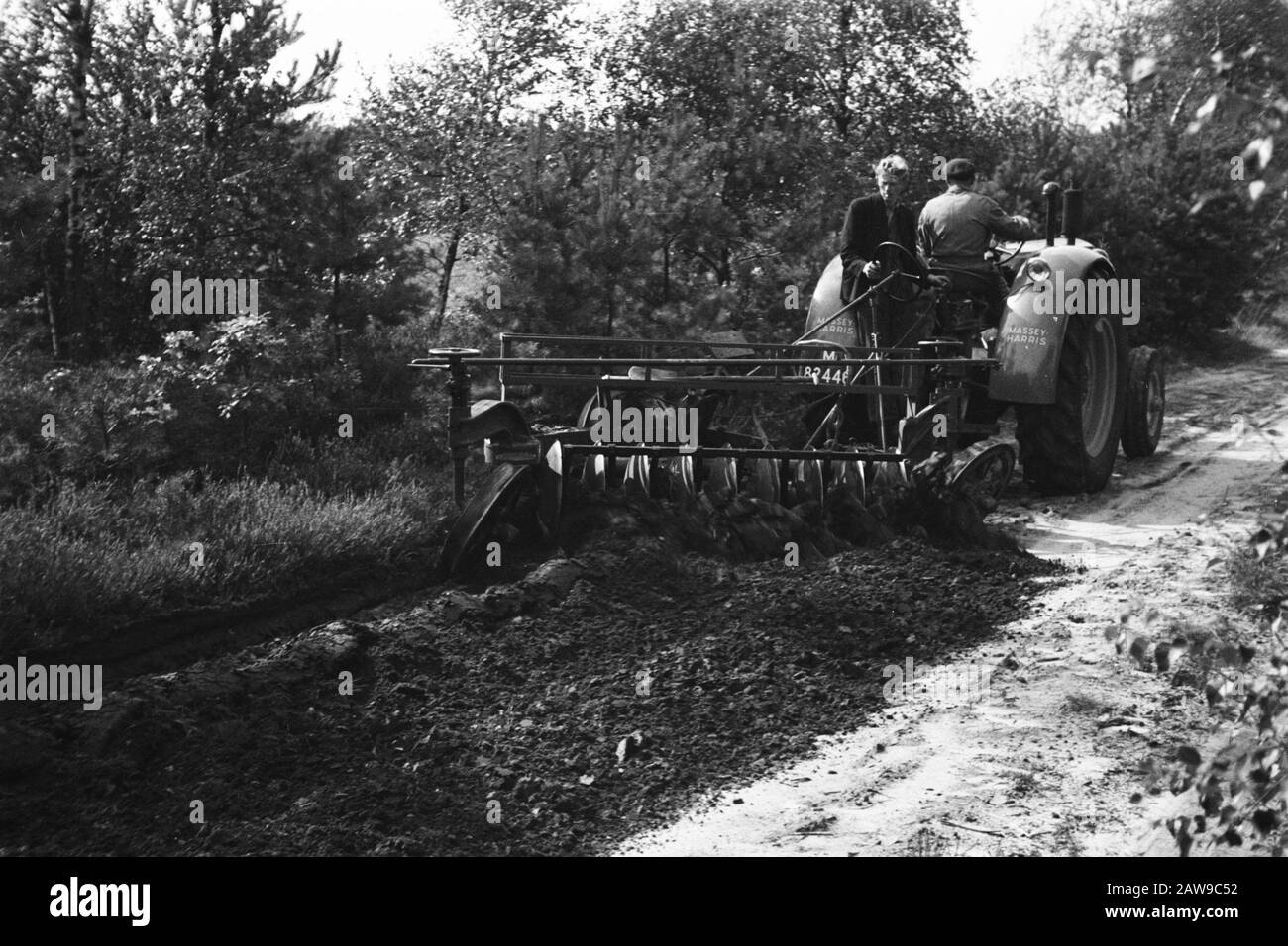 Maschinen, Ausrüstung, Arbeit, Pflügen, De Rips Datum: Undatierter Ort: De Rips Schlüsselwörter: Arbeiter, Maschinen, Pflüge, Werkzeuge Stockfoto