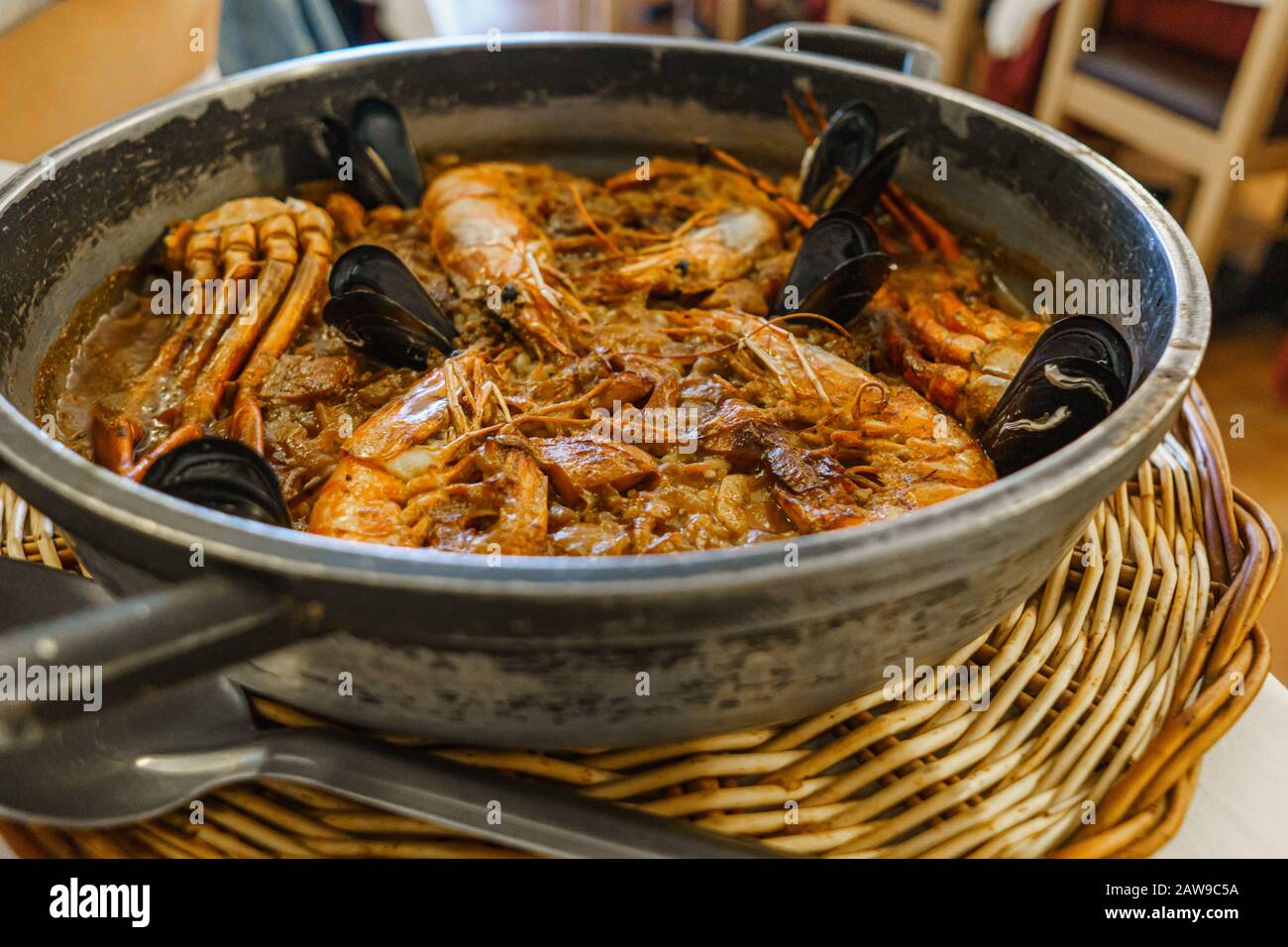 Reis mit Hummer, Garnelen und Muscheln in einer Pfanne Stockfoto