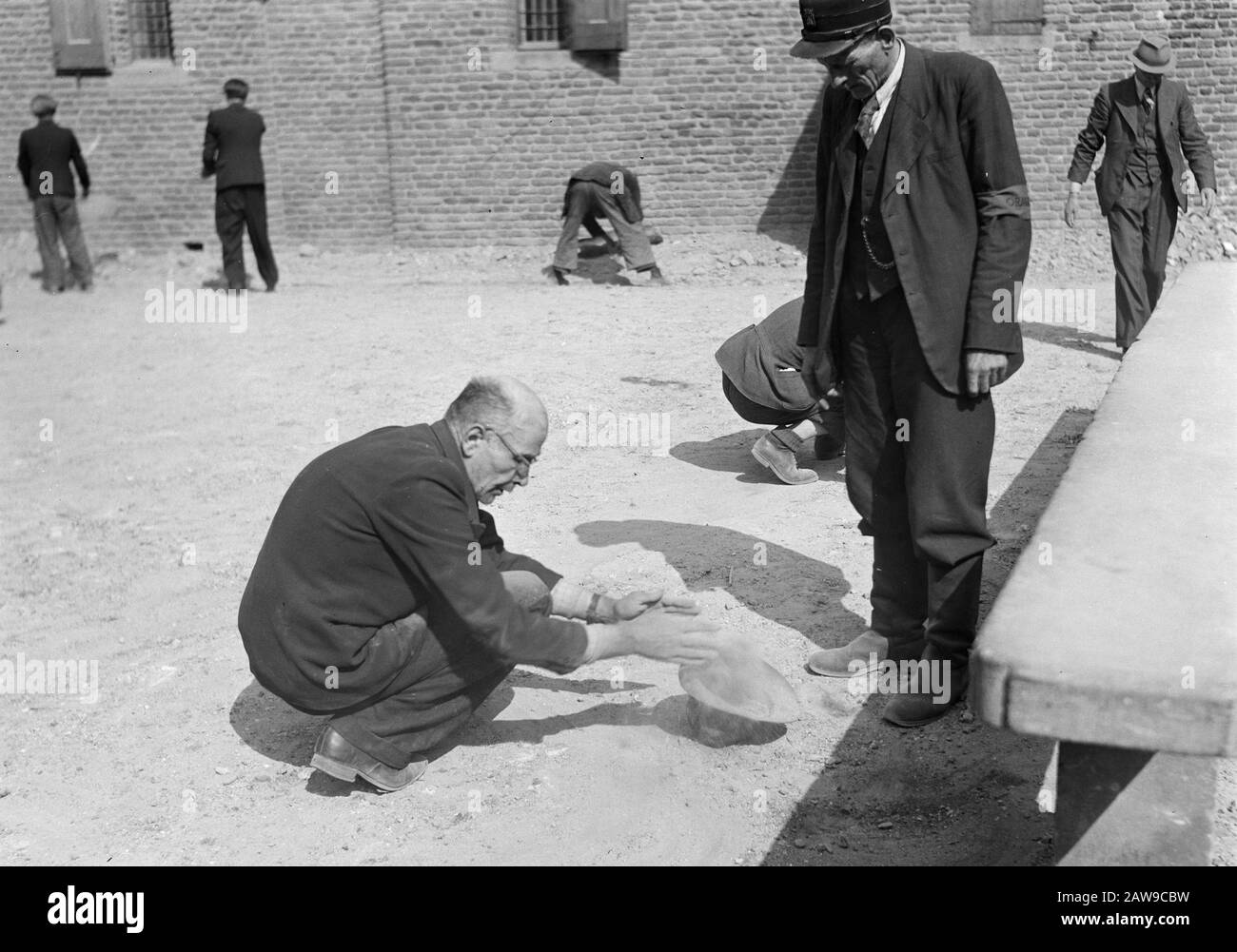 Säuberungen: Doesburg NSB muss Steine bringen Datum: 19. April 1945 Ort: Doesburg Schlagwörter: Befreiung, Kollaborateure, Weltkrieg Stockfoto