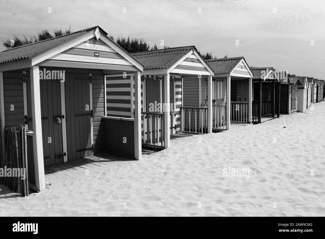 Reihe von Strandhütten, schwarz und weiß Stockfoto