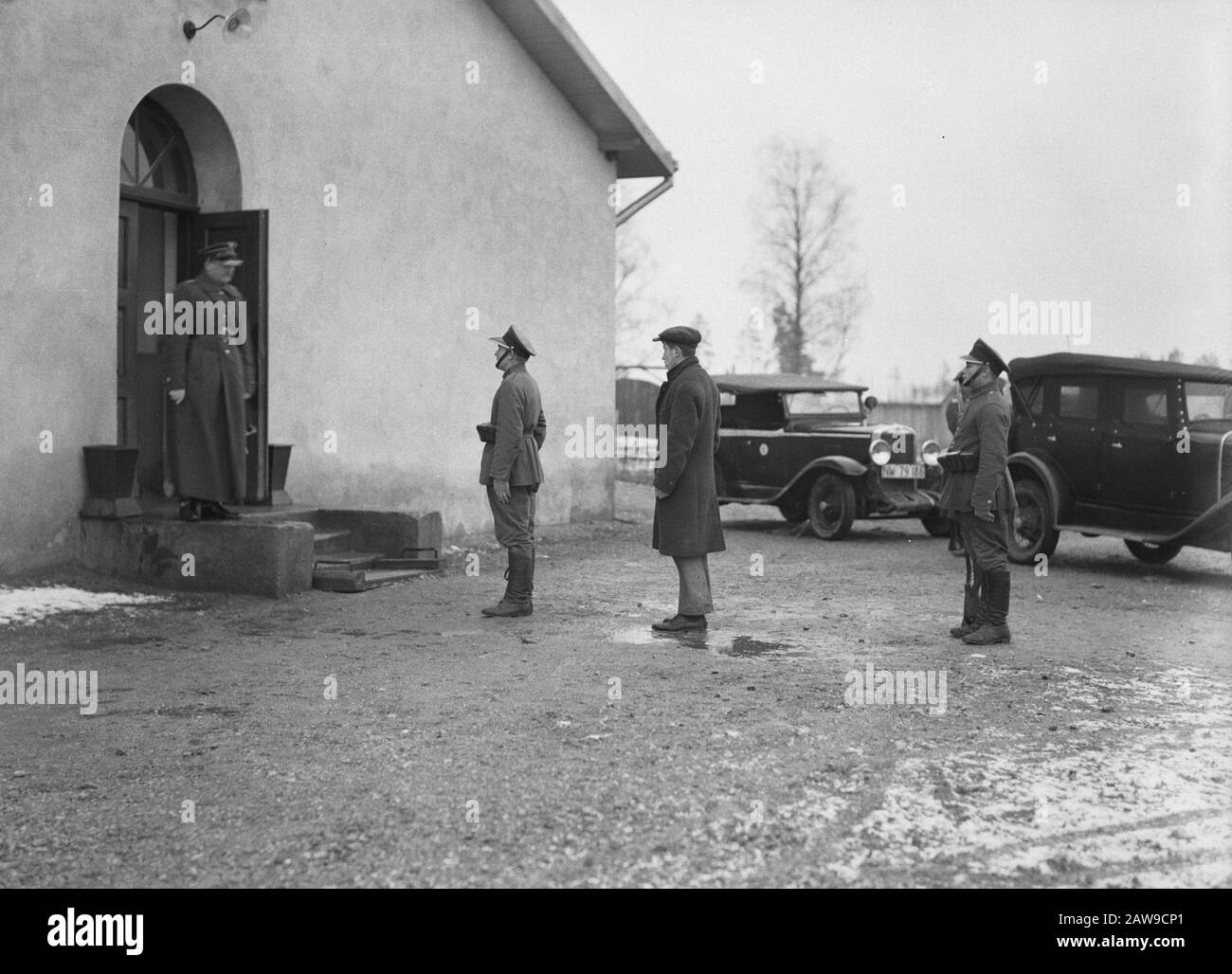 Die Reise nach Polen, Der Speziell für gepackte russische Flüchtlinge Vorgesehen ist, wird vom Oberkommandierenden in Stoubcy Annotation in Frage gestellt: Stoubcy in Weißrussland ist das ehemalige Stolpce in Polen. Datum: 1934 Ort: Weißrussland Stichwörter: Grenzübergänge, Militär Stockfoto