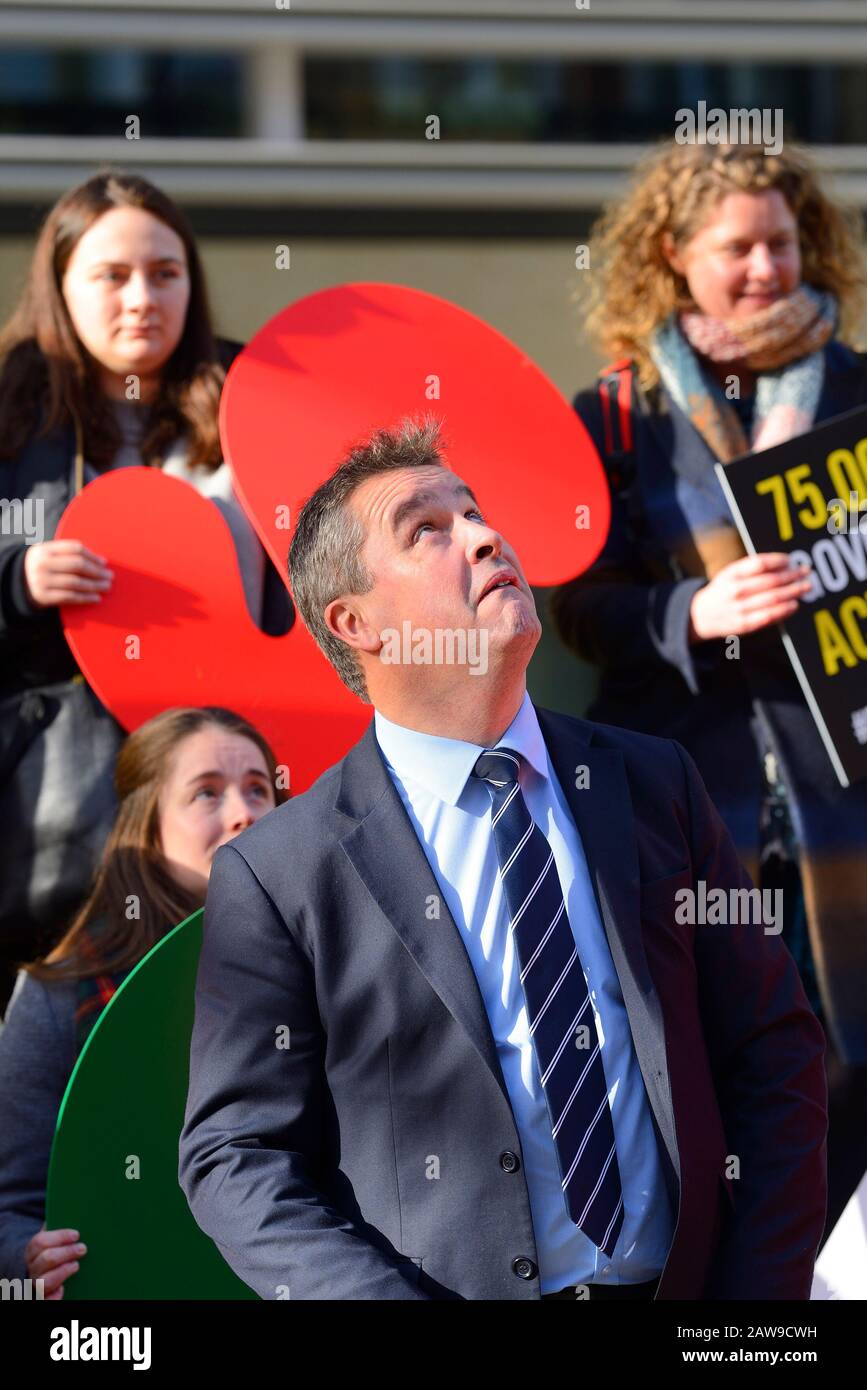 London, Großbritannien. Angus MacNeil MP (SNP: Na h-Eileanan an Iar) bei einer Amnesty International Veranstaltung, um eine Petition beim Home Office auszuhändigen: "Amend UK's Dest Stockfoto
