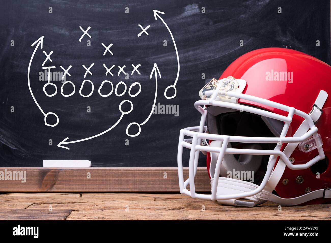 Sporthelm Vor EINEM Chalkboard Mit Fußball-Spielstrategie Stockfoto