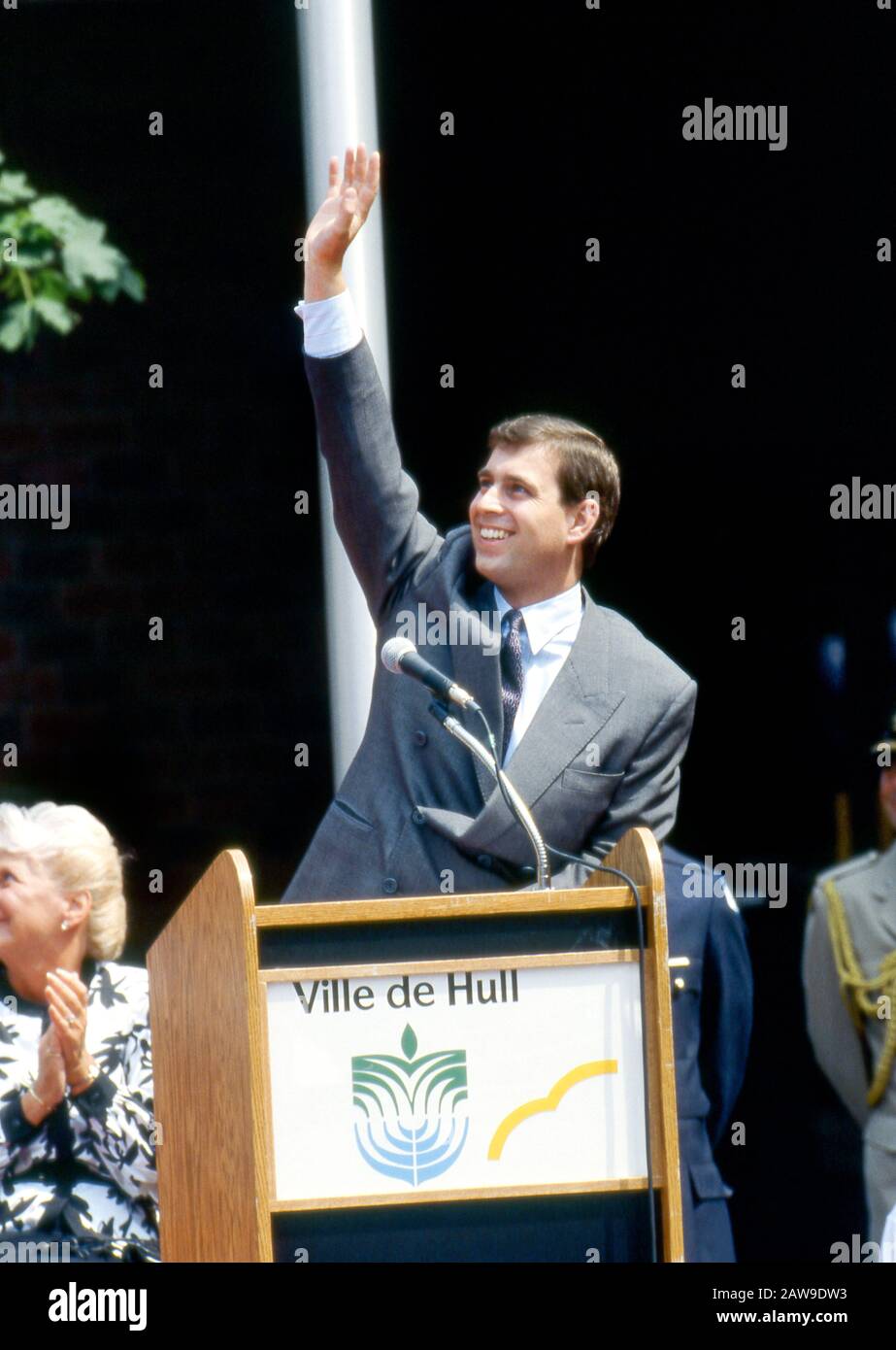 Der Herzog von York winkt den Menschenmassen in Hull, Kanada Juli 1987 zu Stockfoto