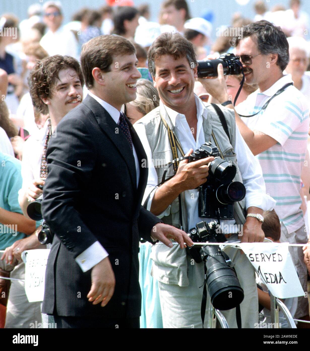 HRH Prinz Andrew, Herzog von York lacht mit dem Pressefotografen Steve Wood während einer Königlichen Tournee durch Kanada 1989. Stockfoto