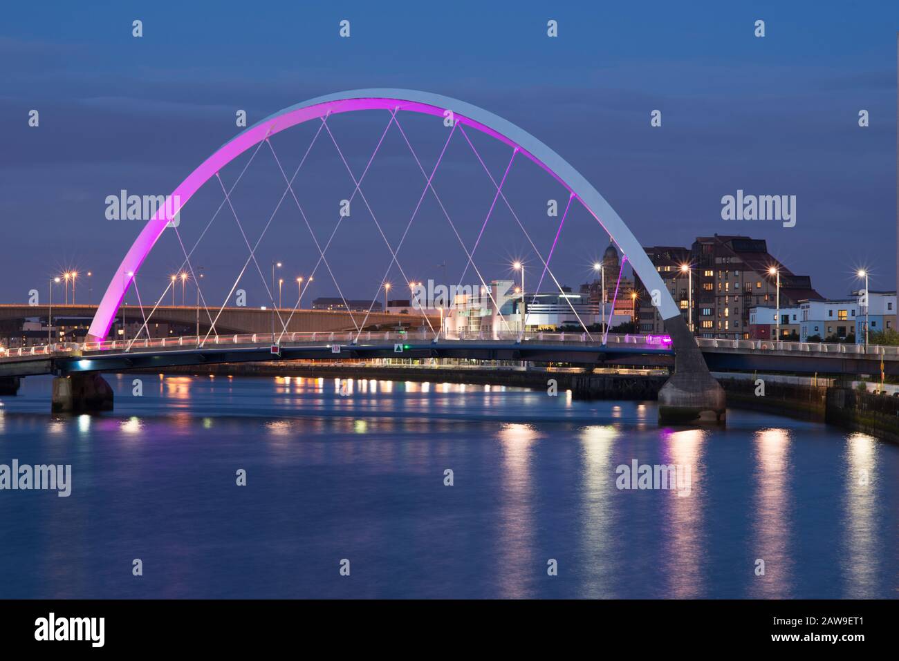 Die Clyde Arc-Brücke am Fluss Clyde, Glasgow, Schottland Stockfoto