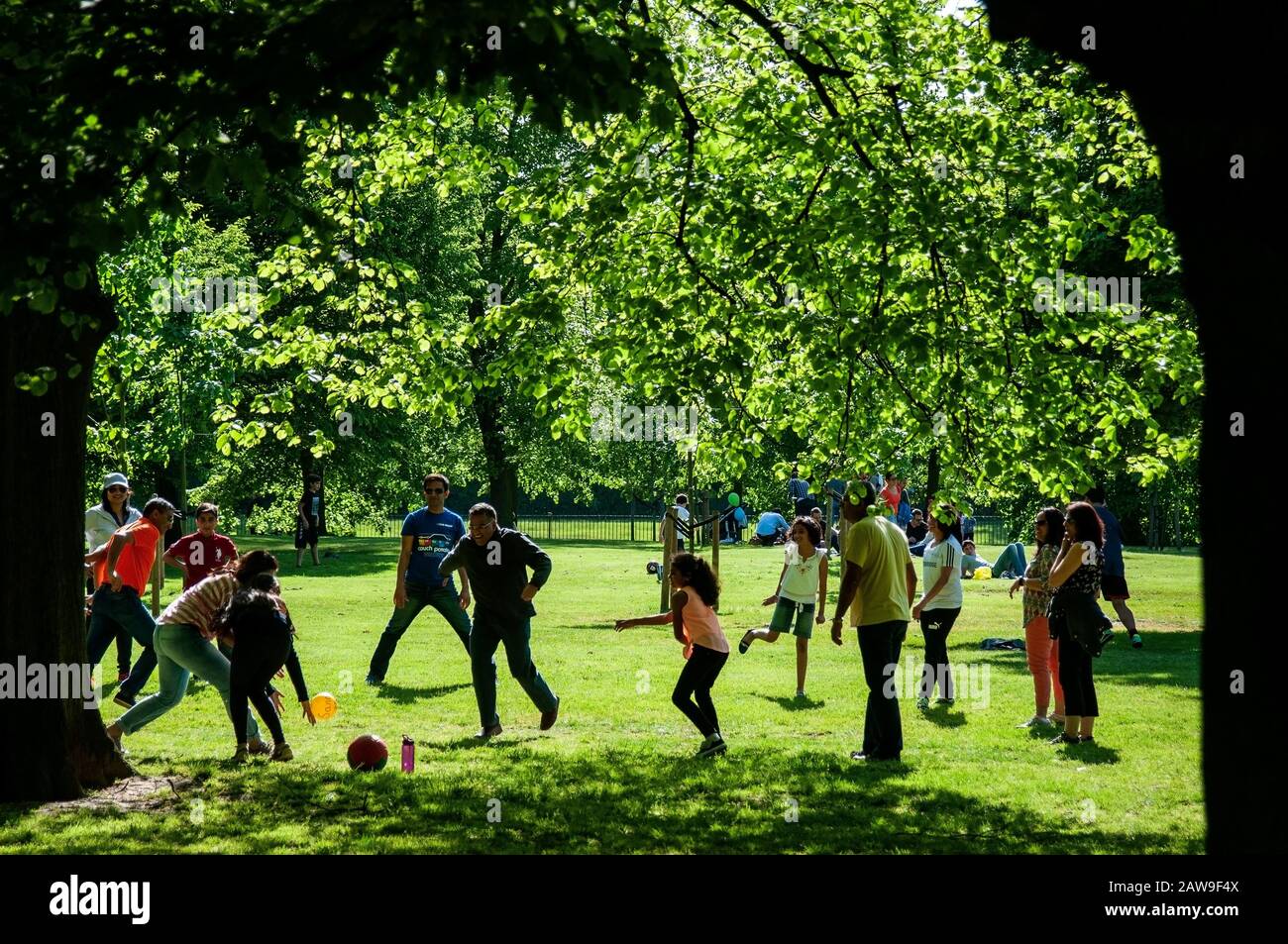 Spielzeit mit der Familie in Kensignton Gardens, königlicher Park in London. Stockfoto