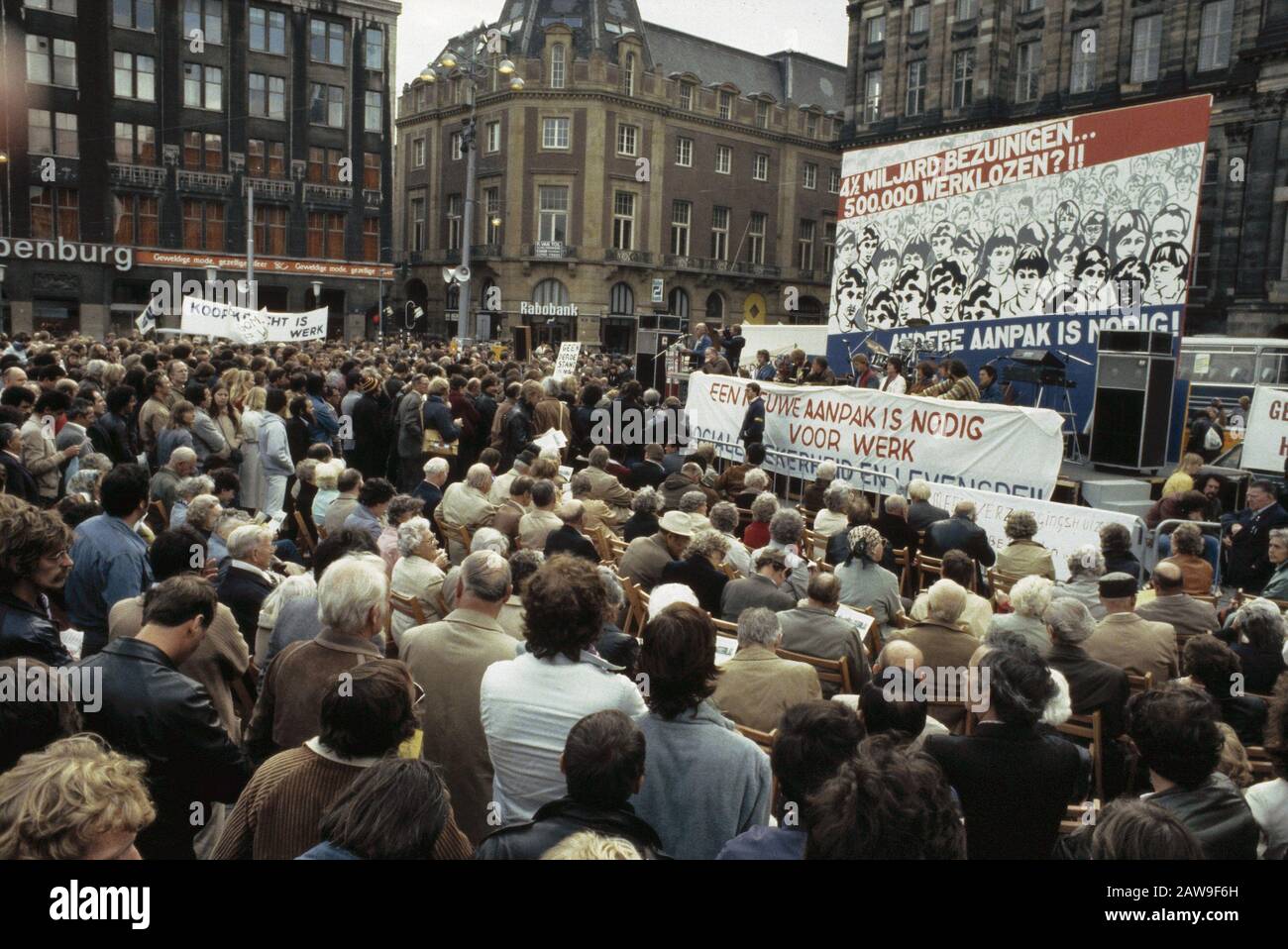 Demonstration für eine andere sozioökonomische Politik, am Dam in Amsterdam; Veranstaltung am Dam, Überblick Datum: 3. Oktober 1981 Ort: Amsterdam, Noord-Holland Schlüsselwörter: Manifestationen Stockfoto