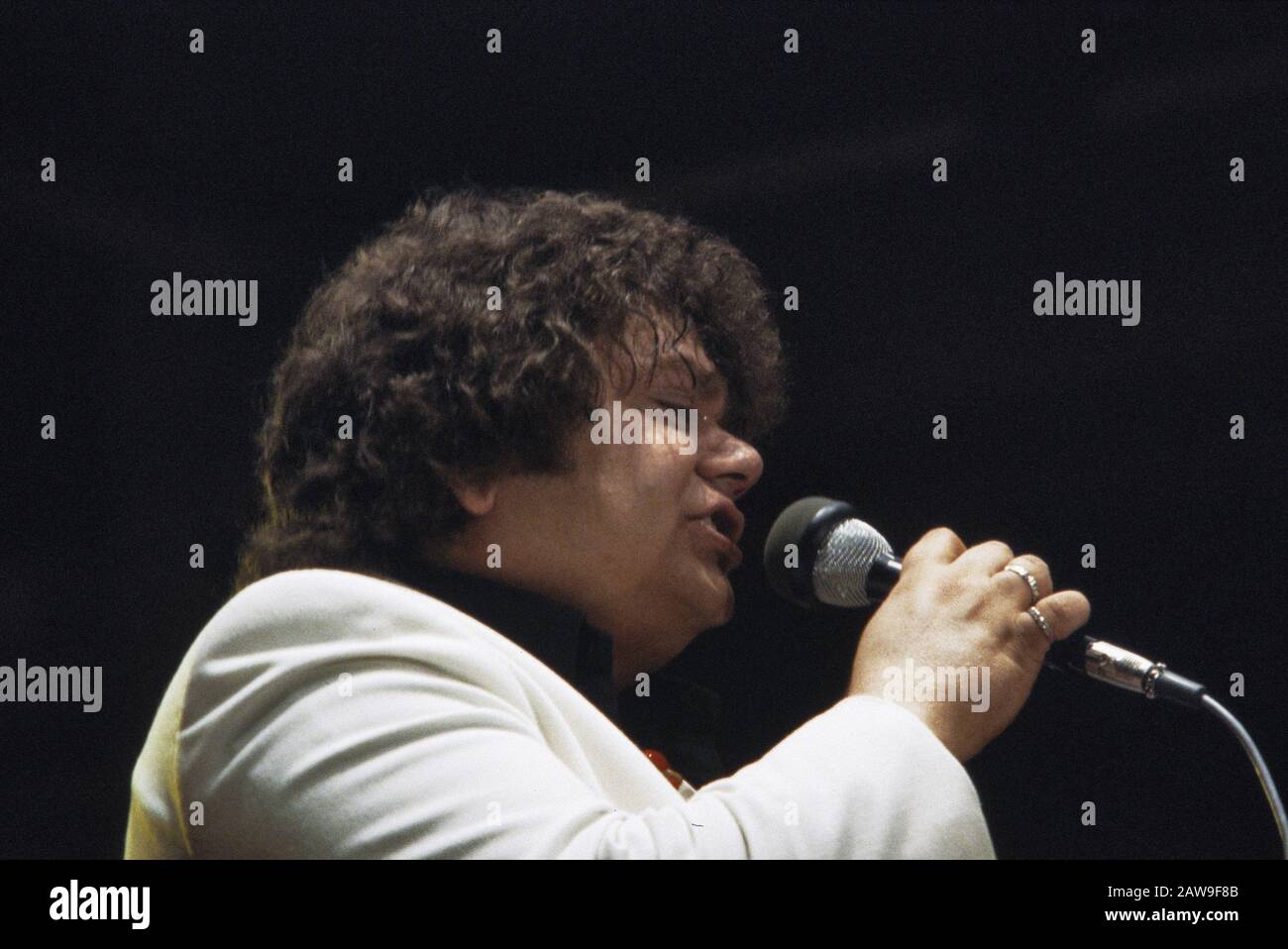 Aufnahme des zugehörigen Programms TROS über Andre Hazes in Flint in Amersfoort; Andre Hazes Gesangsdatum: 5. Februar 1982 Schlüsselwörter: Programme Personenname: Hazes, André Institution Name: TROS Stockfoto