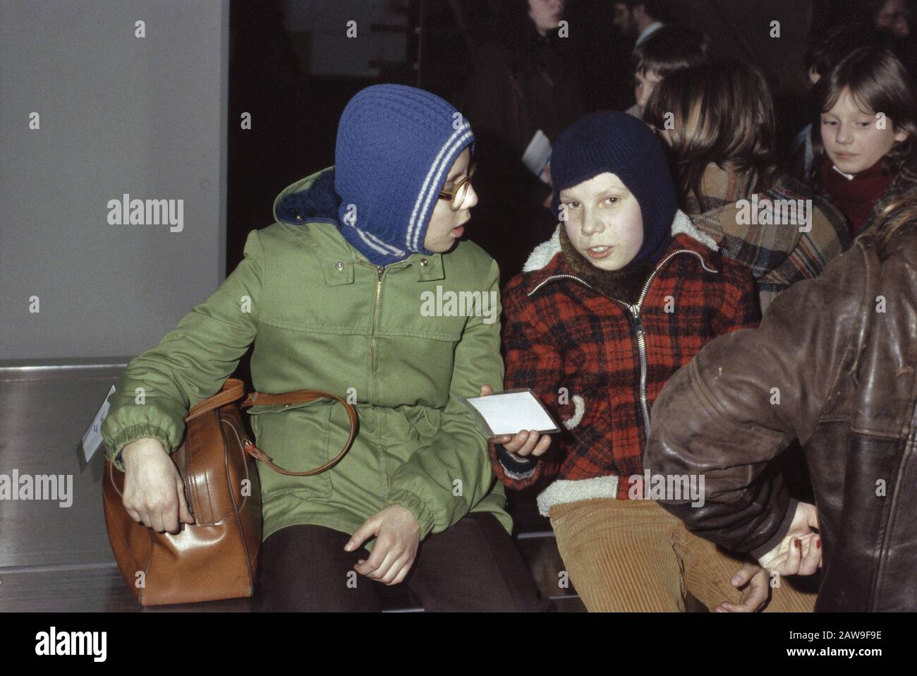 Polnische Kinder in Schiphol hier für einen Monat Urlaub Datum: 8. Februar 1982 Ort: Nordholland, Schiphol Schlüsselwörter: Kinder, Ankunft, Urlaub Stockfoto