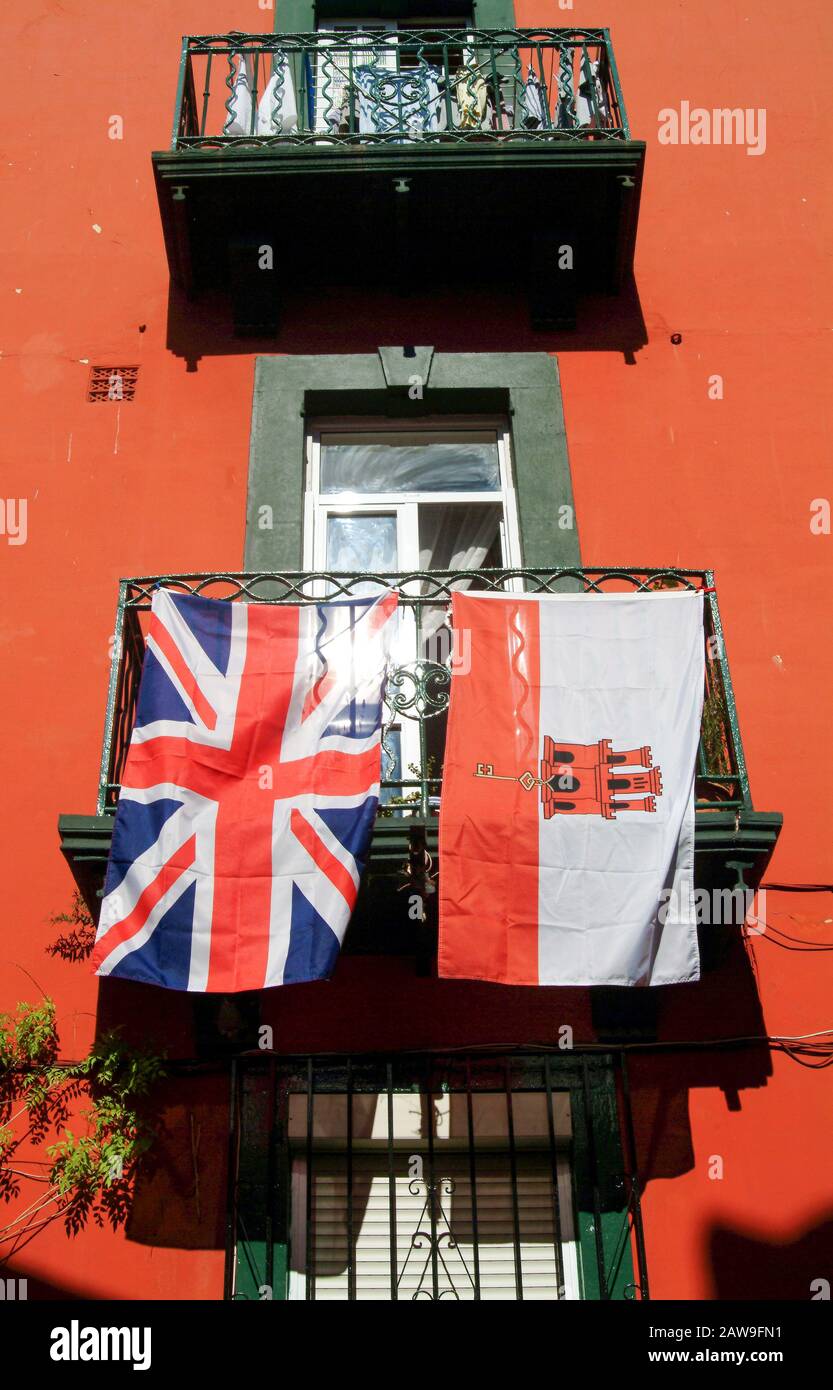 Die Flagge von Union Jack und Gibraltar hängt zusammen von einem Balkon in Gibraltar Stockfoto