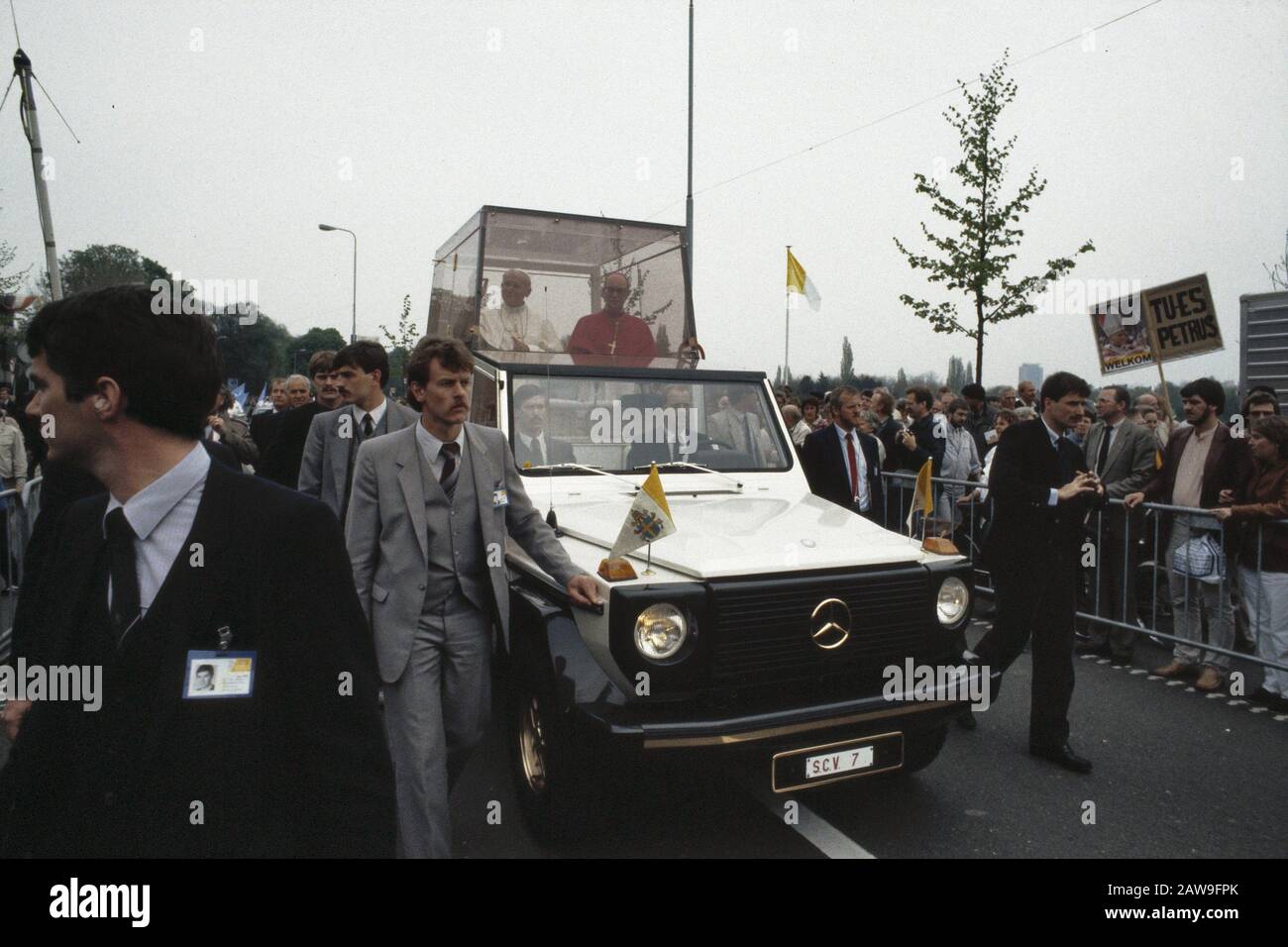 Papst-Besuch in Großbritannien, Mariabidtocht in den Bosch; Papst Papst Mobil in den Straßen von den Bosch, R Bischof ter Schure Datum: 11. Mai 1985 Standort: Den Bosch Stichworten: Papst Besuch Name der Person: Bischof Ter Schure Stockfoto