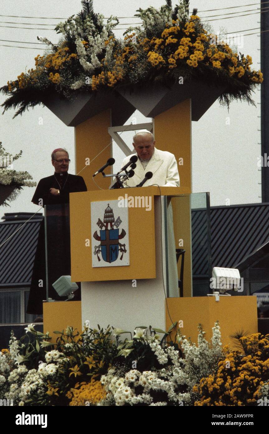 Papst-Besuch in den Niederlanden, Papst Johannes Paul II. Nach seiner Ankunft am Flughafen Welschap; Papst hinter Mikrofon, Mgr. Simonis Datum: 11. Mai 1985 Schlüsselwörter: Papst-Besuch, Mikrofone, Name der Person auf dem Flughafen: Johannes Paul II. (Papst), Simonis, Ad Stockfoto