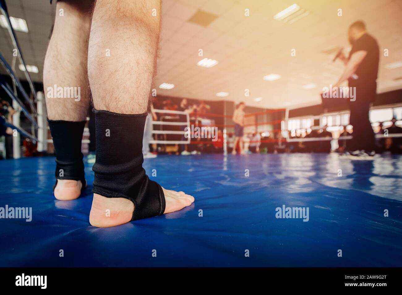MMA-Kämpfer bereitet sich auf den Kampf in Ring- und Nahschenkeln in Socken vor Stockfoto