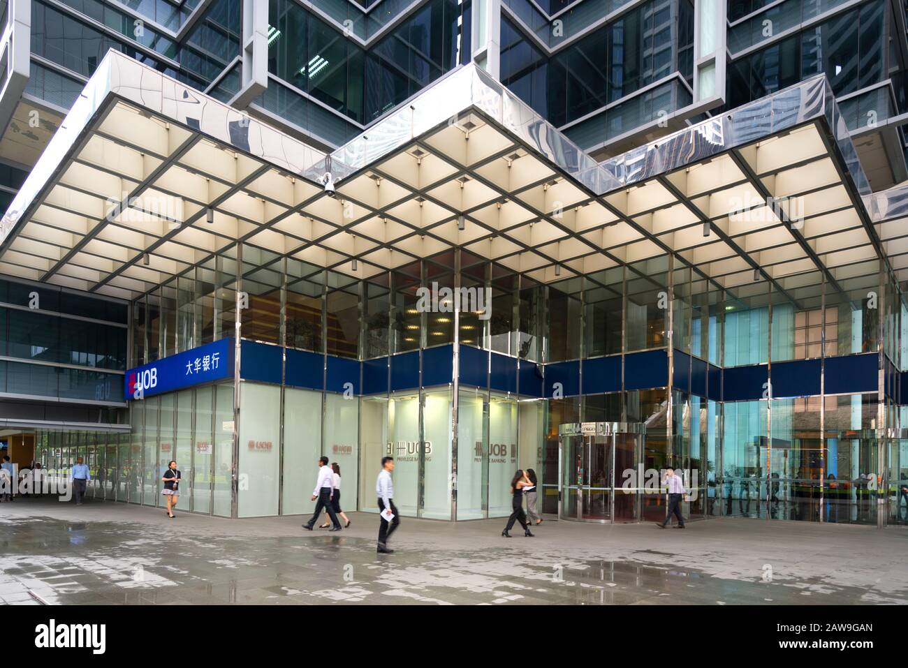 Singapur. Januar 2020. Die Leute gehen mit den UOB-Bankstellen im Hintergrund Stockfoto