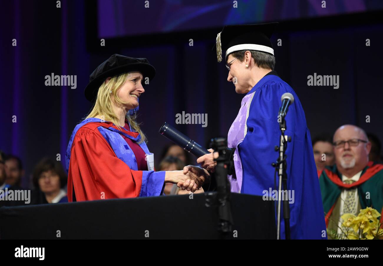 Brighton UK, 7. Februar 2020 - die Kinderautorin Cressida Cowell (links) ist für ihre Buchreihe "how to Train Your Dragon erhält heute Nachmittag ein Honorary Doctorate of Arts an der University of Brighton Graduation Ceremony von Vice-Chancellor Prof Debra Humphris: Credit Simon Dack / Alamy Live News bekannt Stockfoto