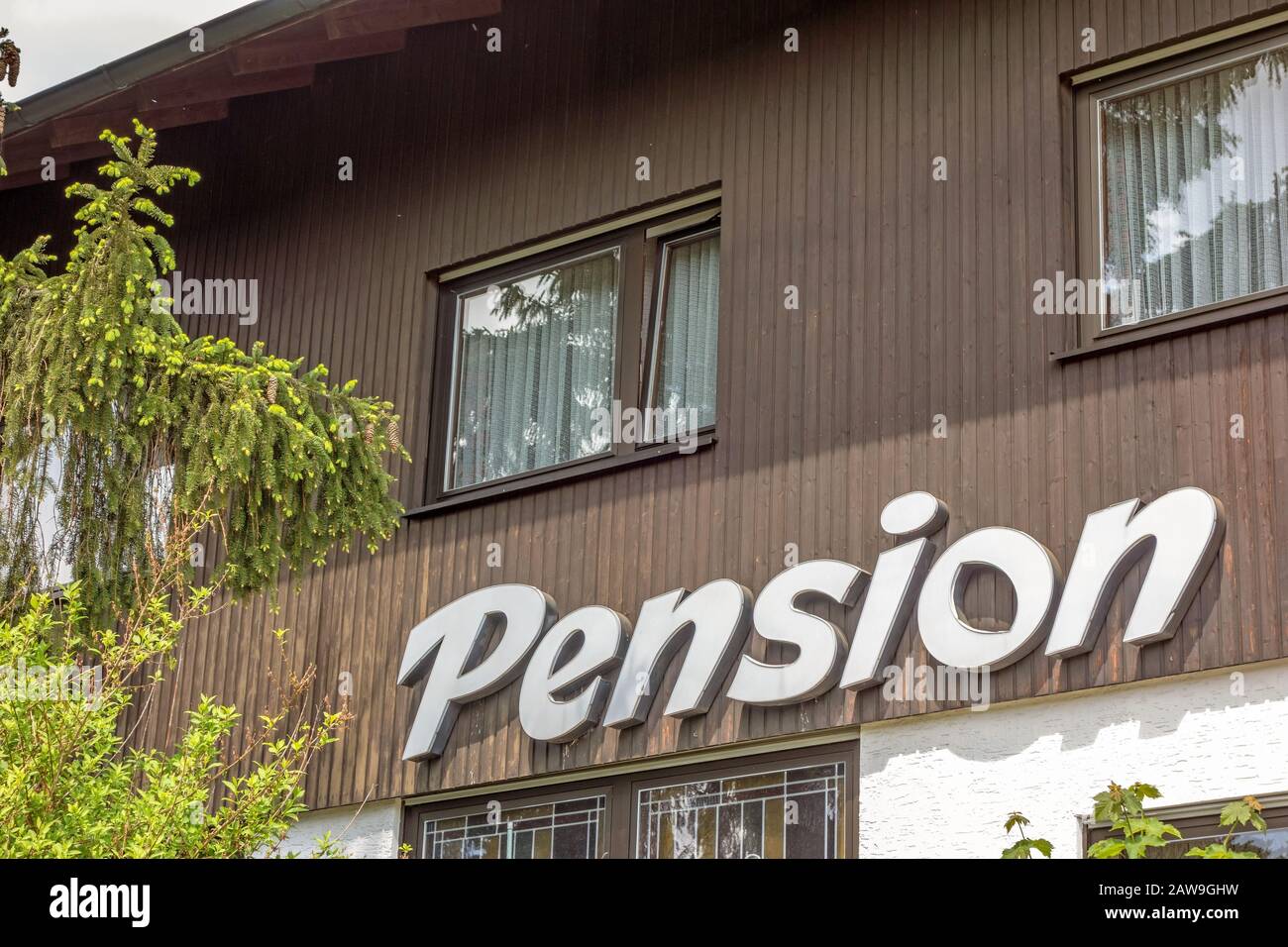 Steinheim am Albuch, Deutschland - 26. Mai 2016: Pension / Boardinghouse Front in deutscher Sprache beschriftet (Pension) Stockfoto