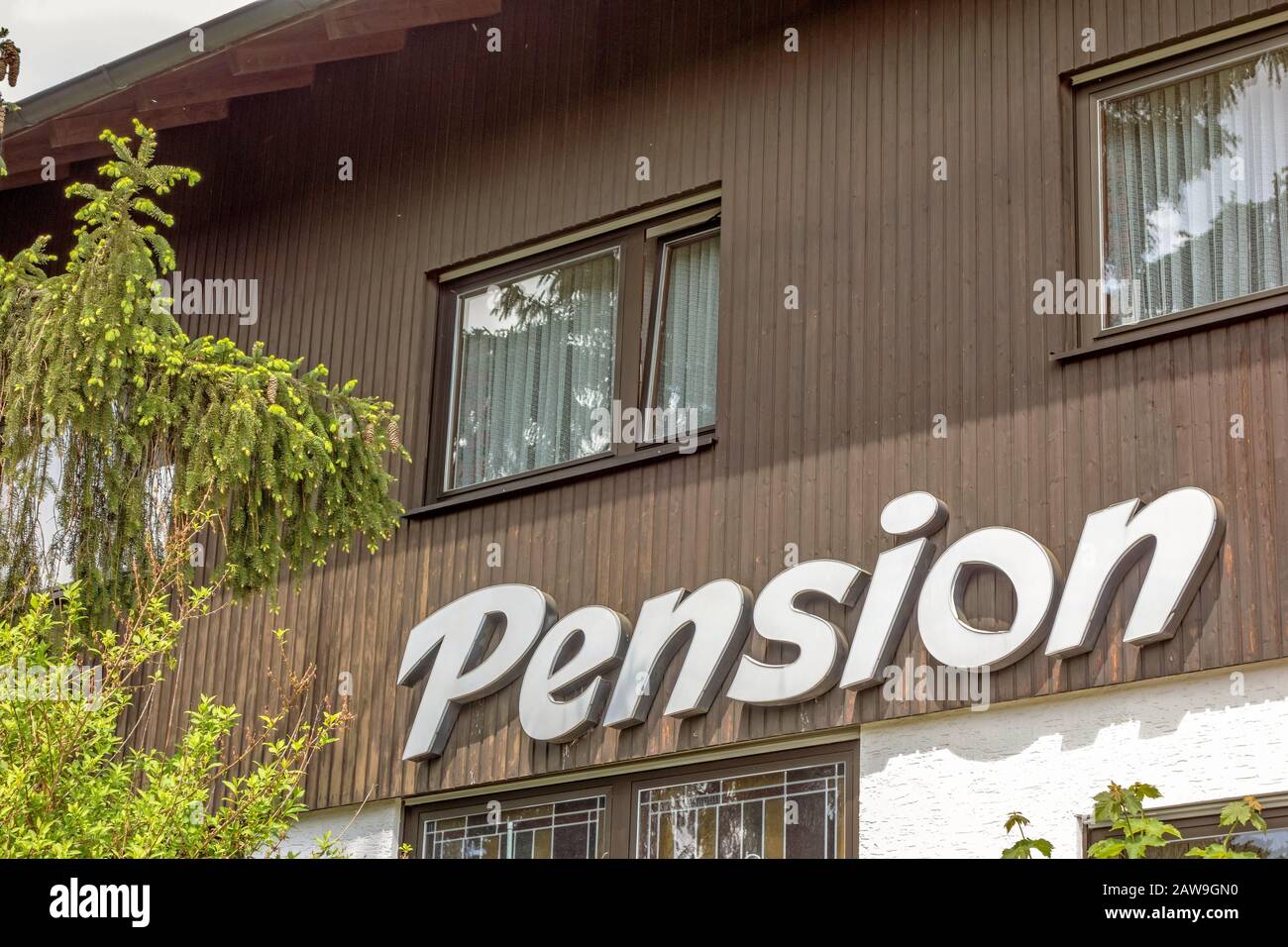 Steinheim am Albuch, Deutschland - 26. Mai 2016: Pension / Boardinghouse Front in deutscher Sprache beschriftet (Pension) Stockfoto