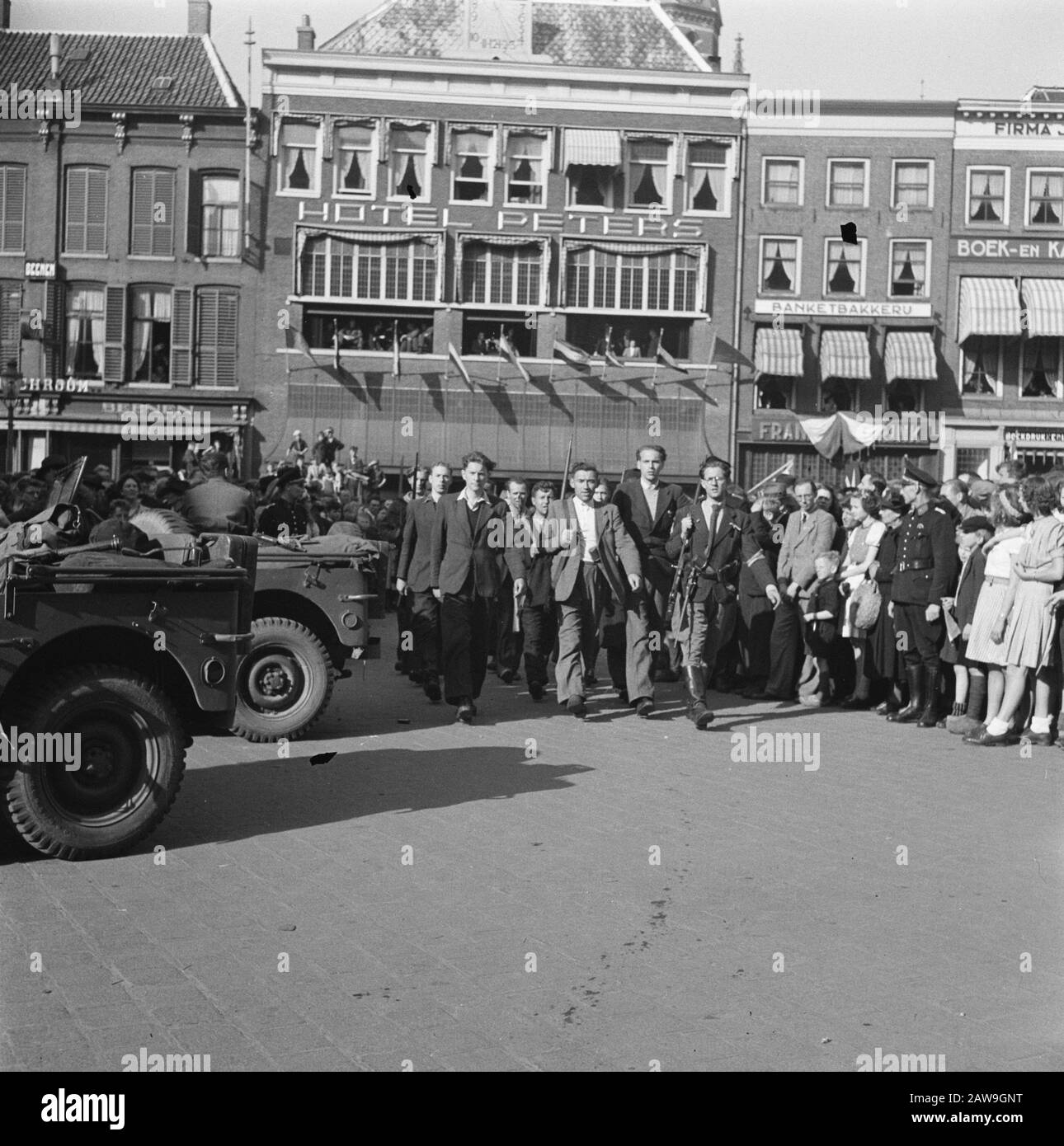 Front Nord-Ost Niederlande: Touren Prinz Bernhard Mitglieder des gegangenen Bewohners der Streitkräfte auf dem Markt mit Hotel Peters in Zwolle Anmerkung: Die Männer sind mit deutschen Gewehren und Granaten bewaffnet Datum: 17. April 1945 Ort: Overijssel, Zwolle Schlüsselwörter: Hotels Stockfoto