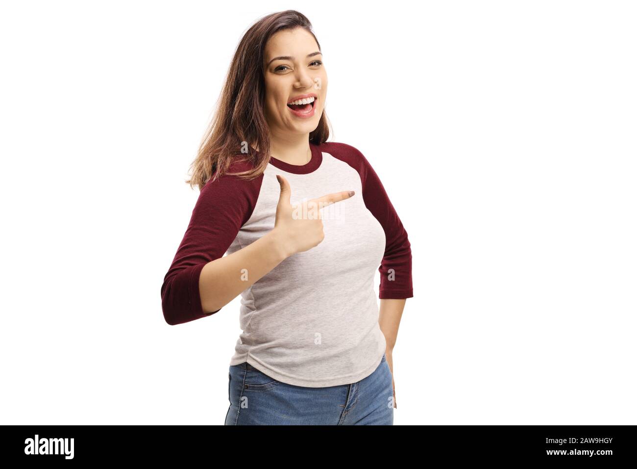 Fröhliche junge Frau lacht und zeigt isoliert auf weißem Hintergrund Stockfoto