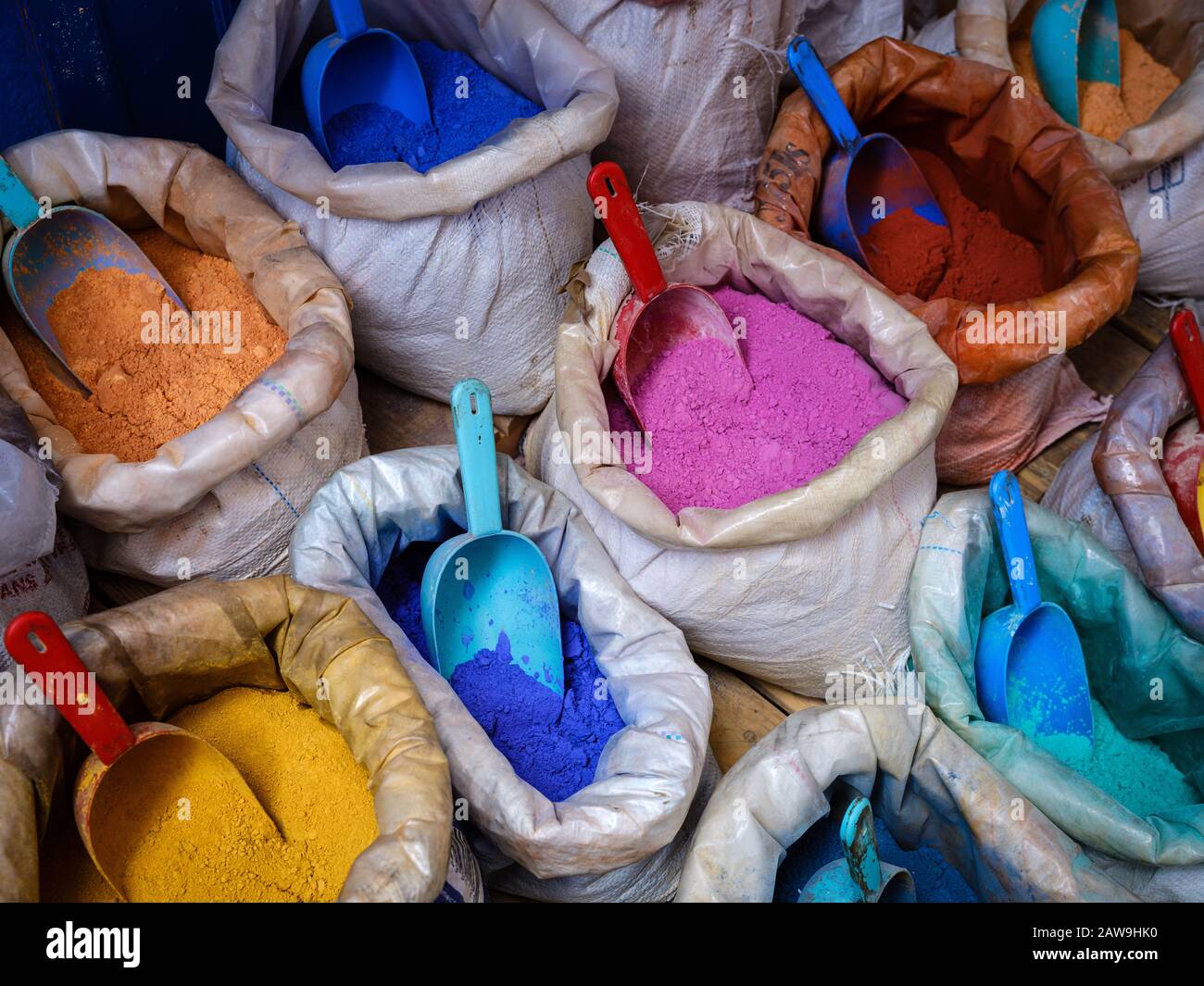 Chefchaouen, MAROKKO - CIRCA MAI 2018: Taschen mit pulverförmigem Stofffarbstoff in der Medina in Chefchaouen. Die Farbstoffe werden von marokkanischen Teppiche und Textilherstellern verwendet Stockfoto