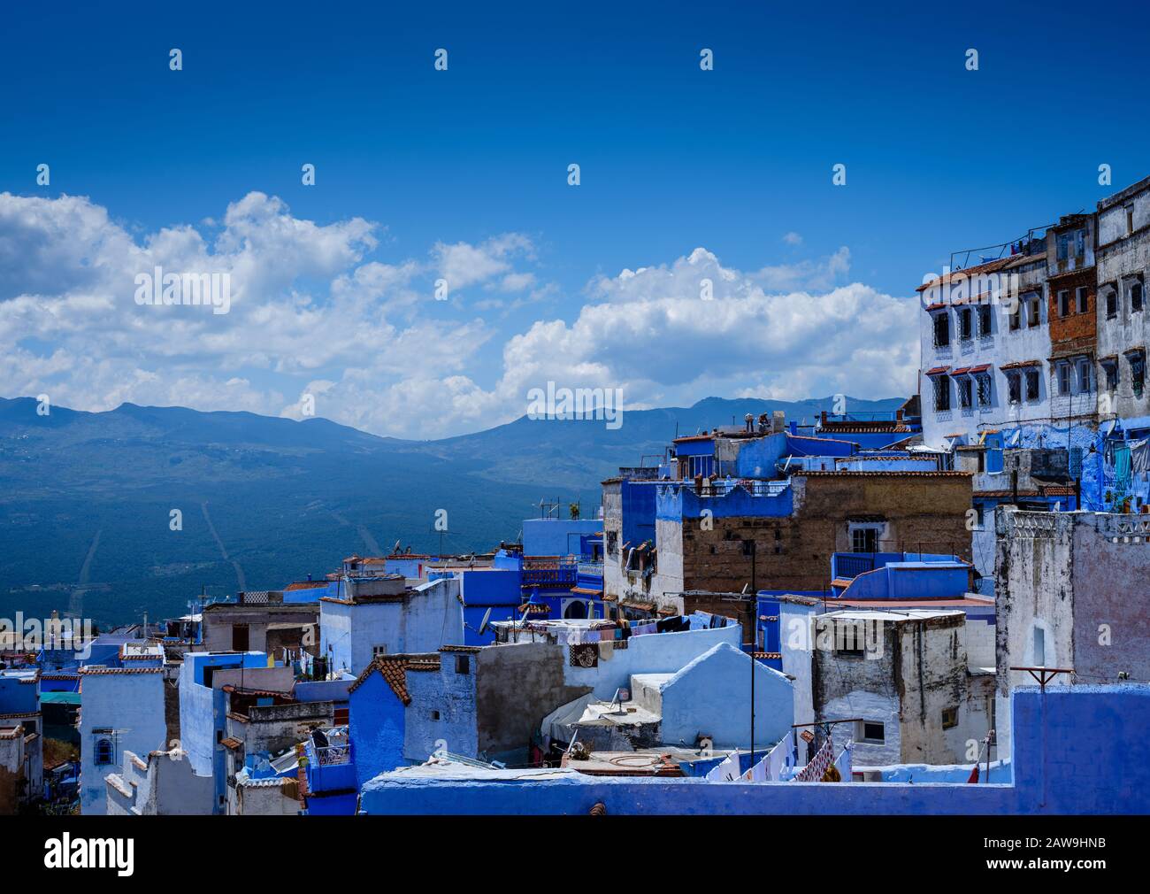 Chefchaouen, MAROKKO - CIRCA MAI 2018: Blick auf Chefchaouen und die Rif Berge. Stockfoto