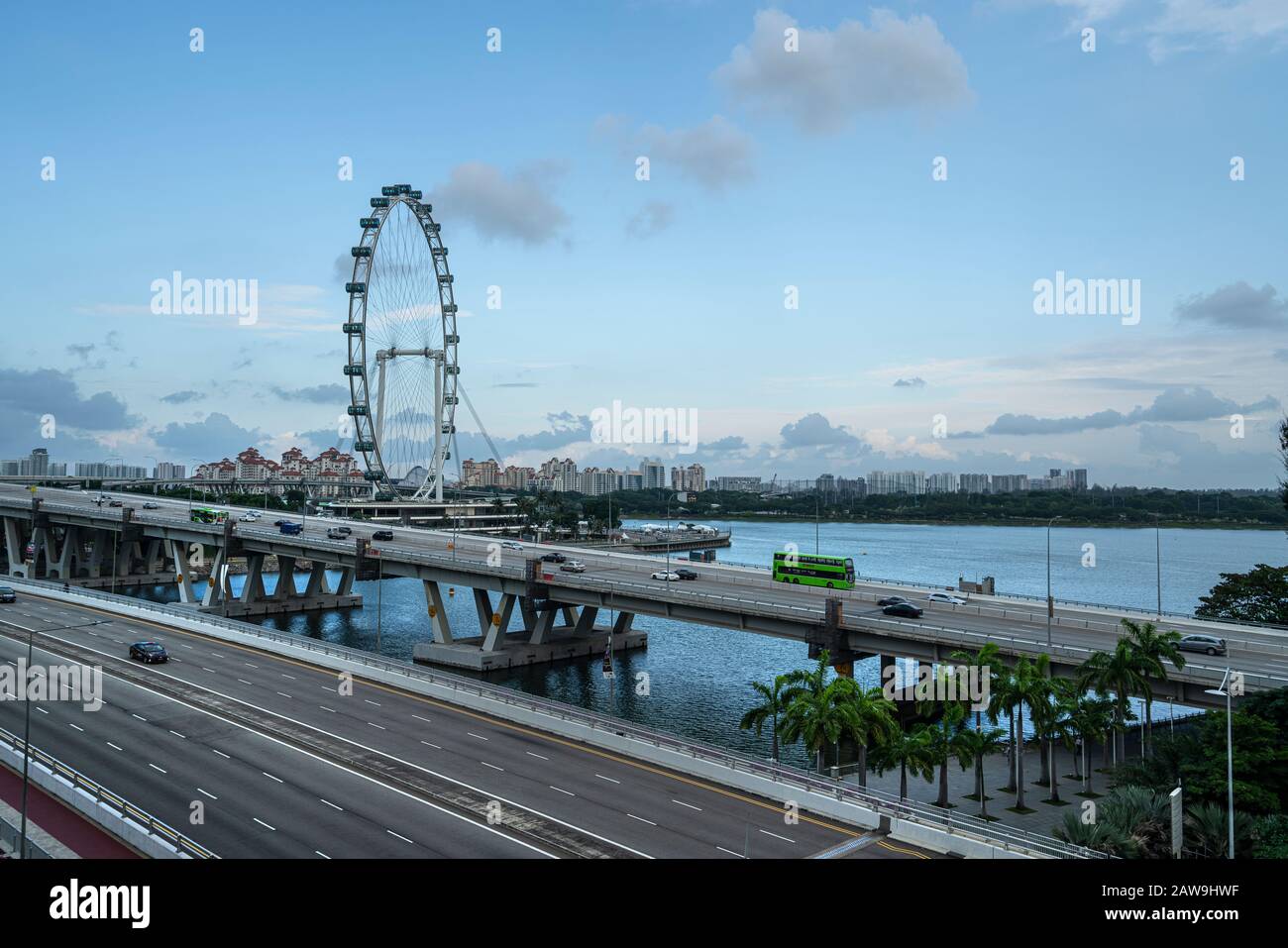 Singapur. Januar 2020. Ein Panoramablick auf das Riesenrad bei Sonnenuntergang Stockfoto