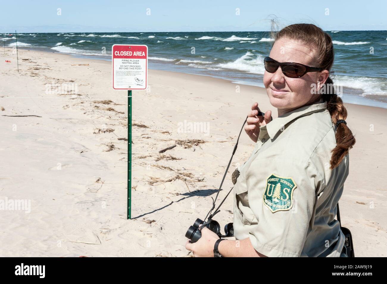 US Forest Service Techniker im Bereich des Rohrleitungsnests in der Nordhouse Dunes Wilderness Area und im Michigansee, Michigan, USA Stockfoto