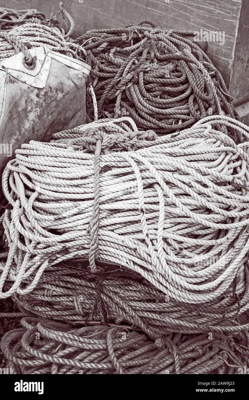 Aufgewirbtes und verstautes Seil und verdrehte Nylonlinie, die für kommerzielle Langleinenfischerei verwendet wird, auf der Katlian Street in Sitka, Alaska, USA. Langlauffischen, o. Stockfoto