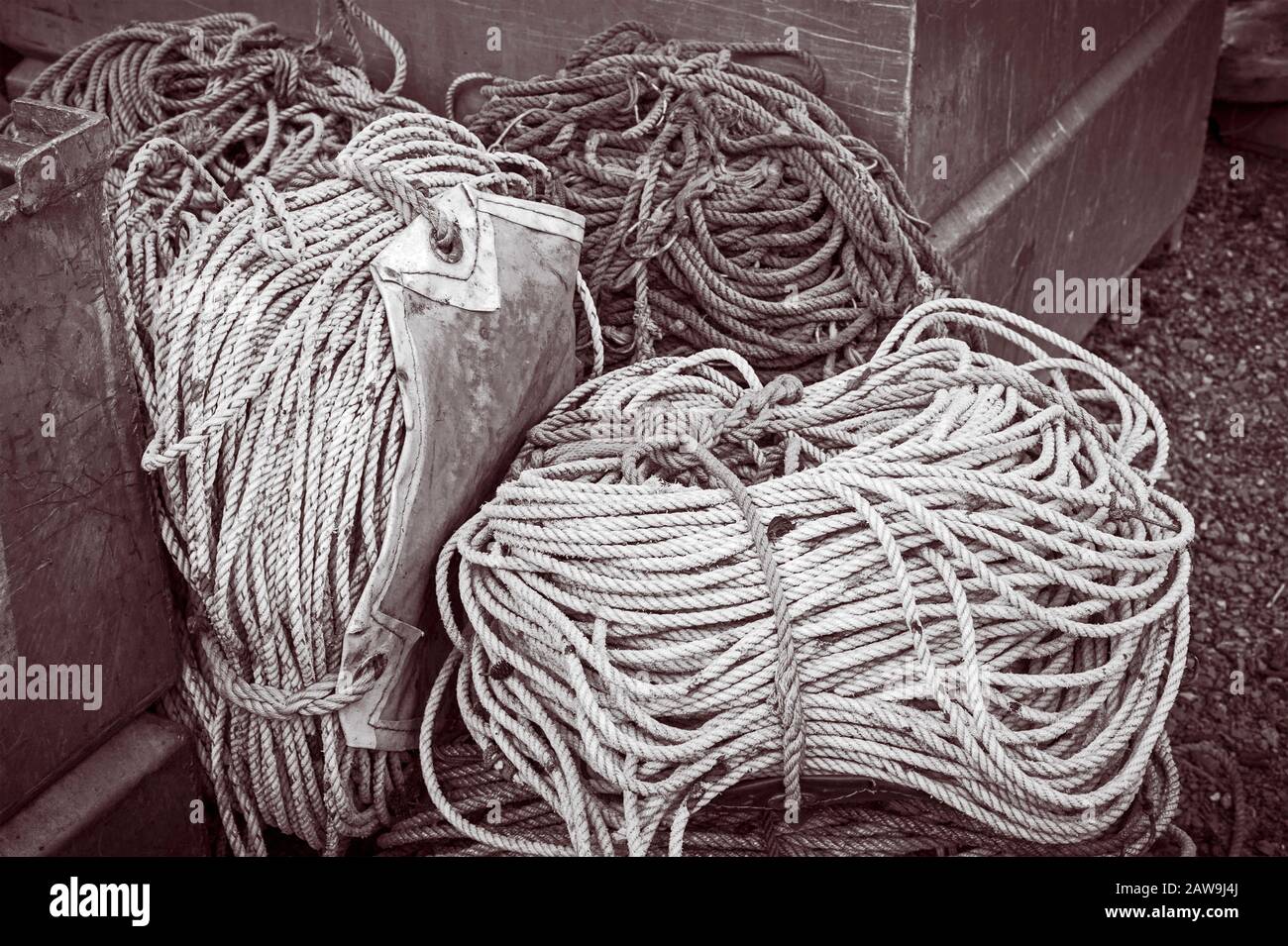 Aufgewirbtes und verstautes Seil und verdrehte Nylonlinie, die für kommerzielle Langleinenfischerei verwendet wird, auf der Katlian Street in Sitka, Alaska, USA. Langlauffischen, o. Stockfoto