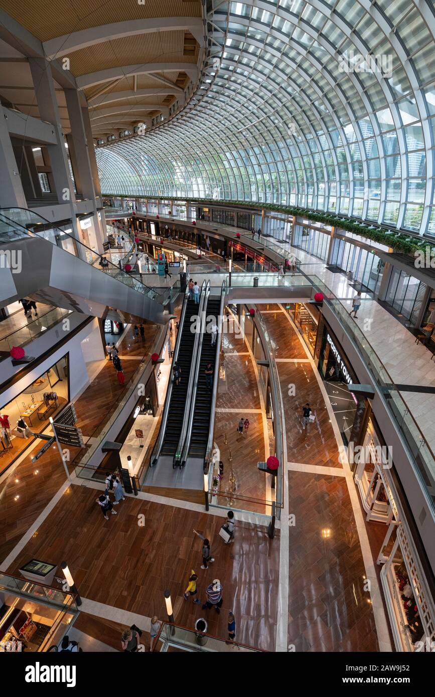 Singapur. Januar 2020. Der Innenblick auf Die Shoppes im Marina Bay Sands Gebäude Stockfoto