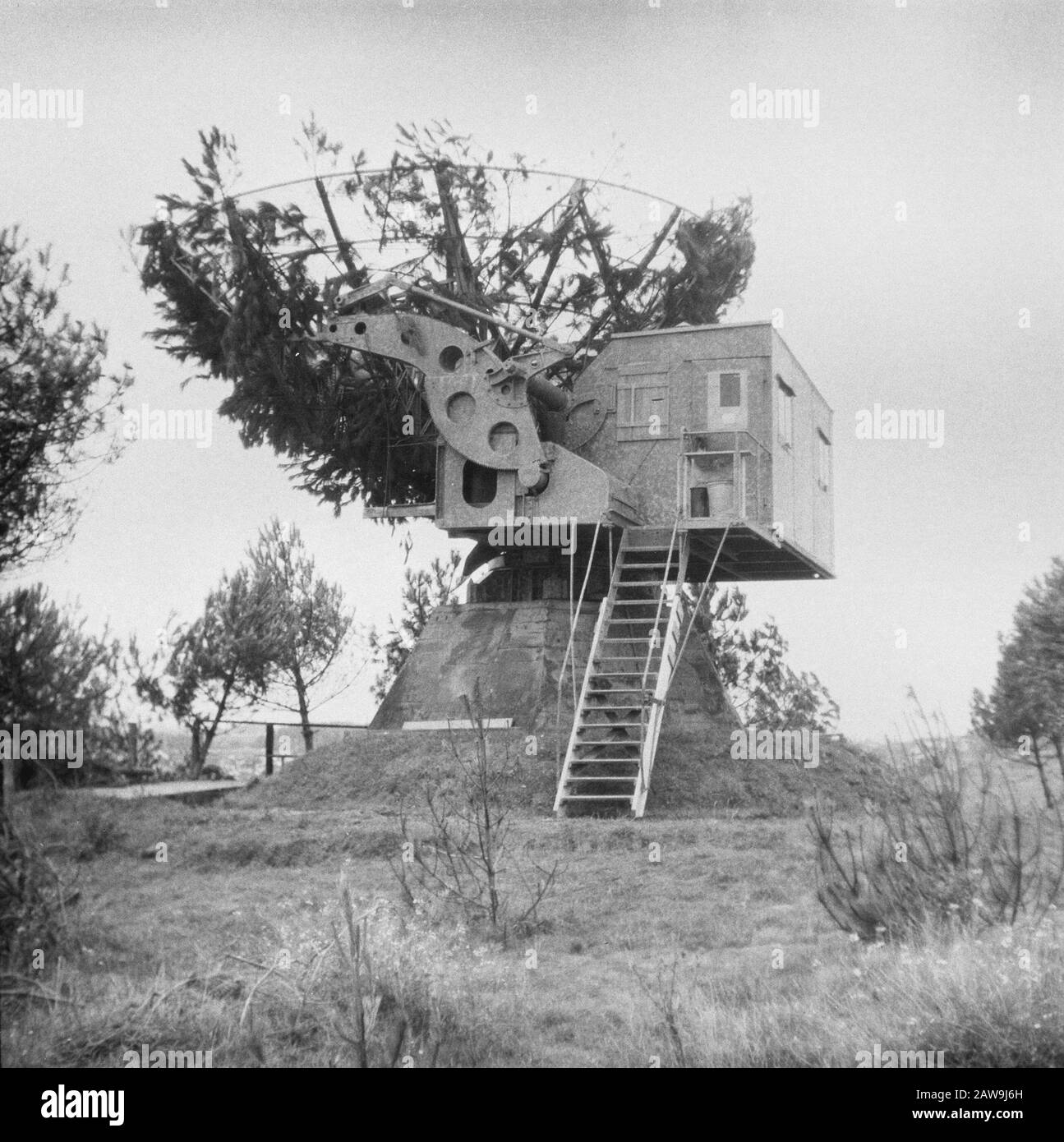 Landminen halten in Hoek van Holland Landminen in Hoek van Holland. Anmerkung: Deutscher Radartyp Würzburger Riese, Teil des deutschen Radar-Bandes. Datum: August 1945 Ort: Ecke Holland Schlüsselwörter: Reparatur, Radaranlagen, Weltkrieg Stockfoto